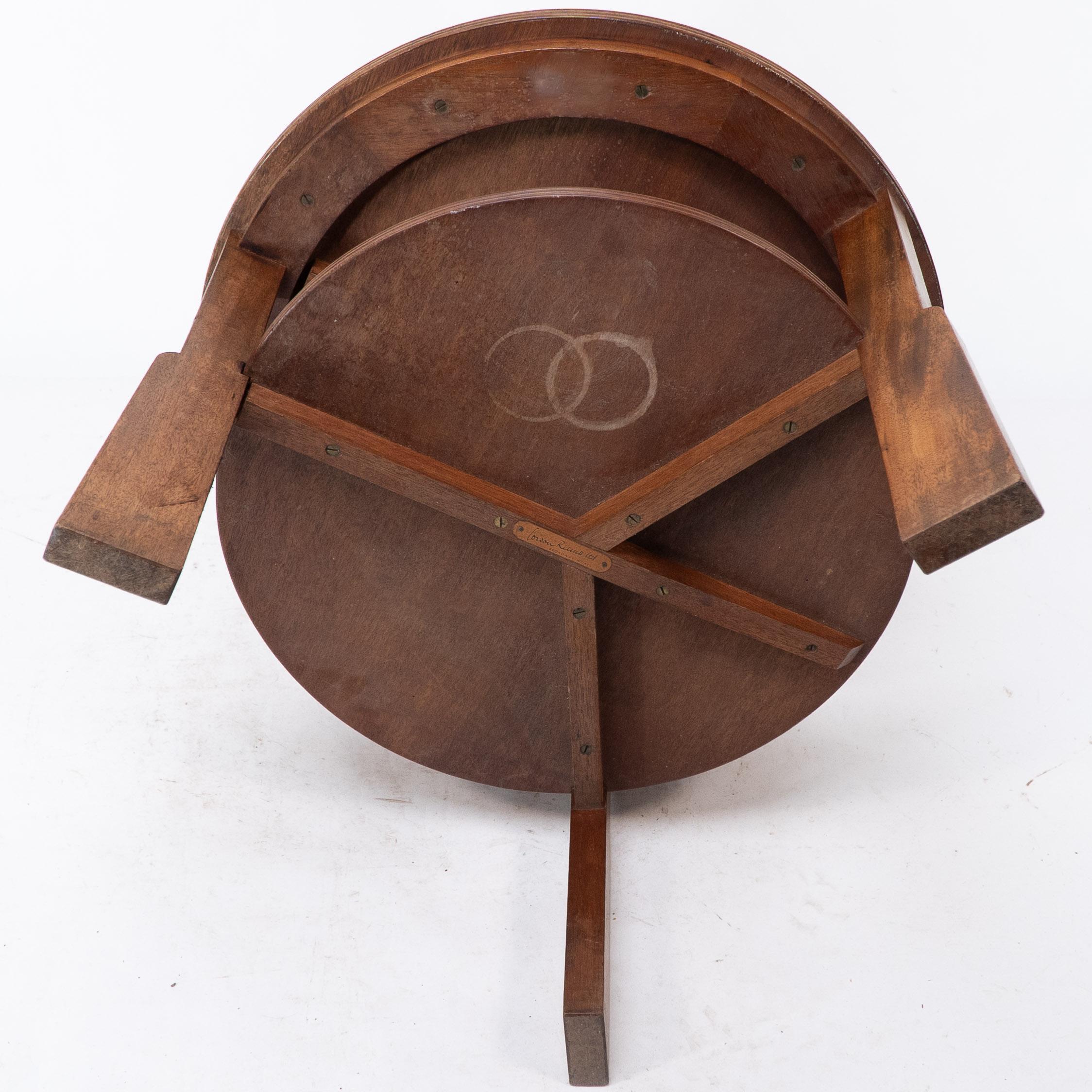 Gordon Russell. A gunstock figured walnut coffee table on gunstock shaped legs For Sale 6