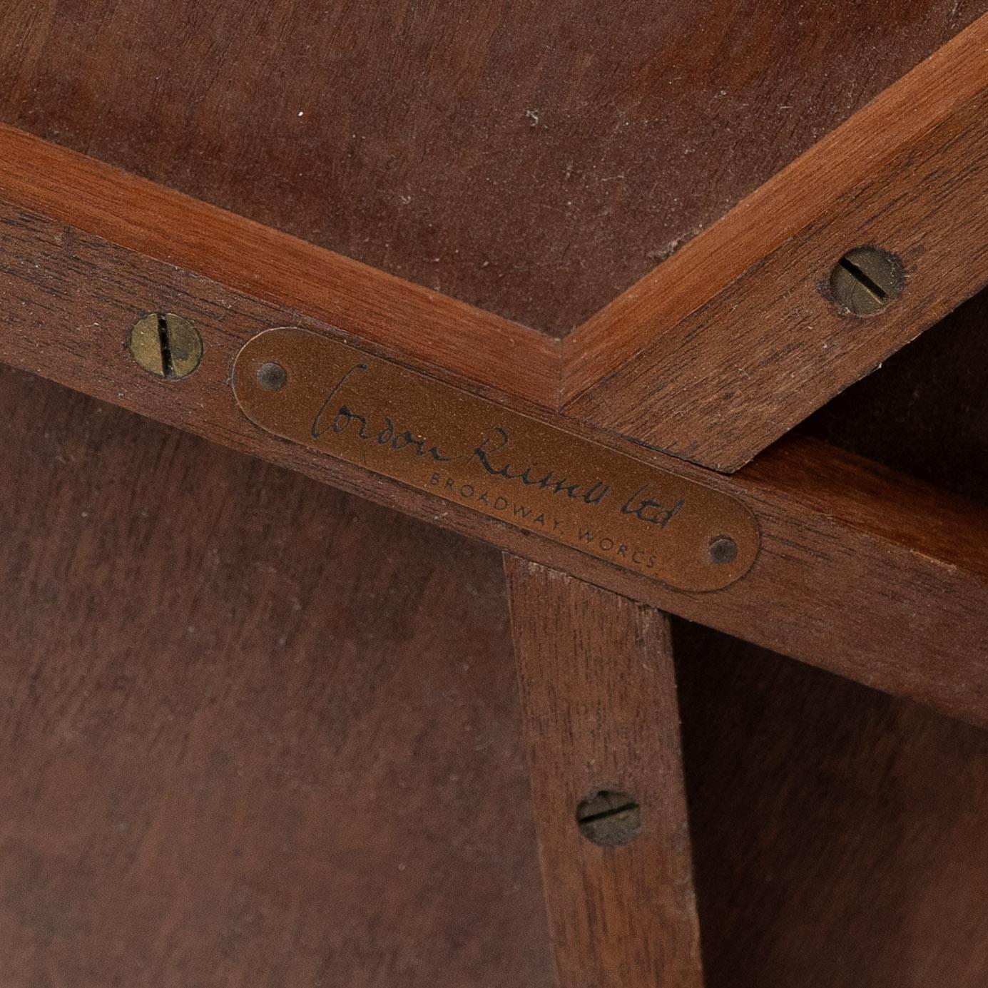 Gordon Russell. A gunstock figured walnut coffee table on gunstock shaped legs For Sale 7