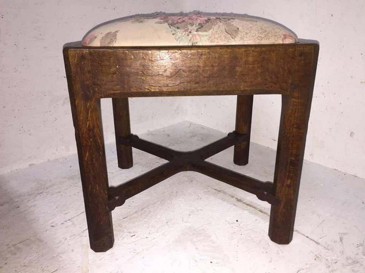 Arts and Crafts Tabouret en chêne Cotswold Arts & Crafts avec traverse extensible sculptée de Gordon Russell