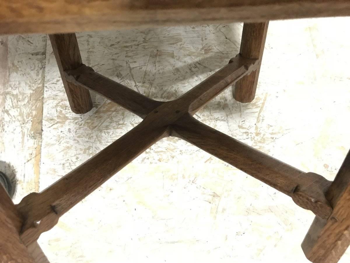 Tabouret en chêne Cotswold Arts & Crafts avec traverse extensible sculptée de Gordon Russell 1