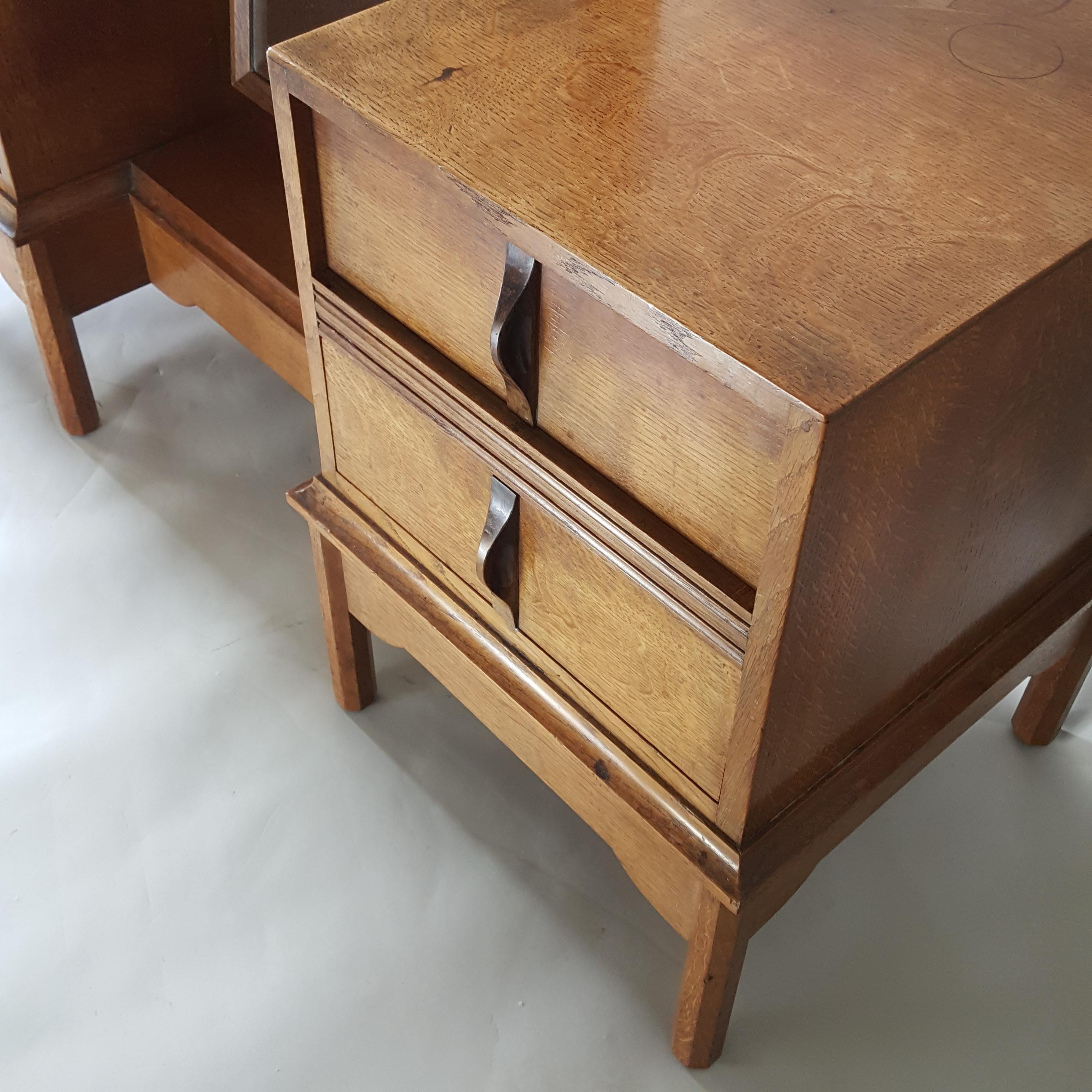 British Gordon Russell. Arts & Crafts Cotswolds School  Oak Dressing Table with mirror For Sale