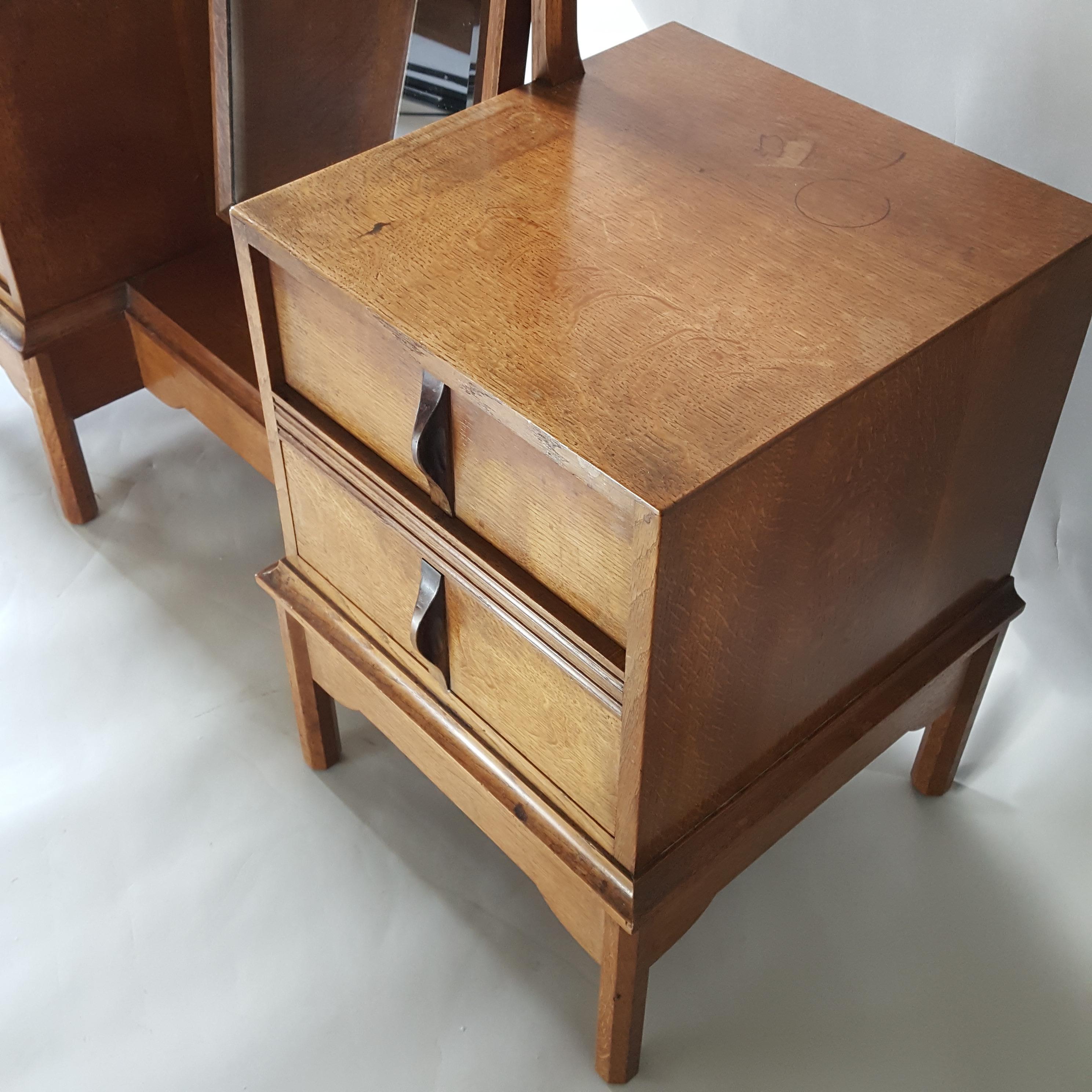 Hand-Crafted Gordon Russell. Arts & Crafts Cotswolds School  Oak Dressing Table with mirror For Sale
