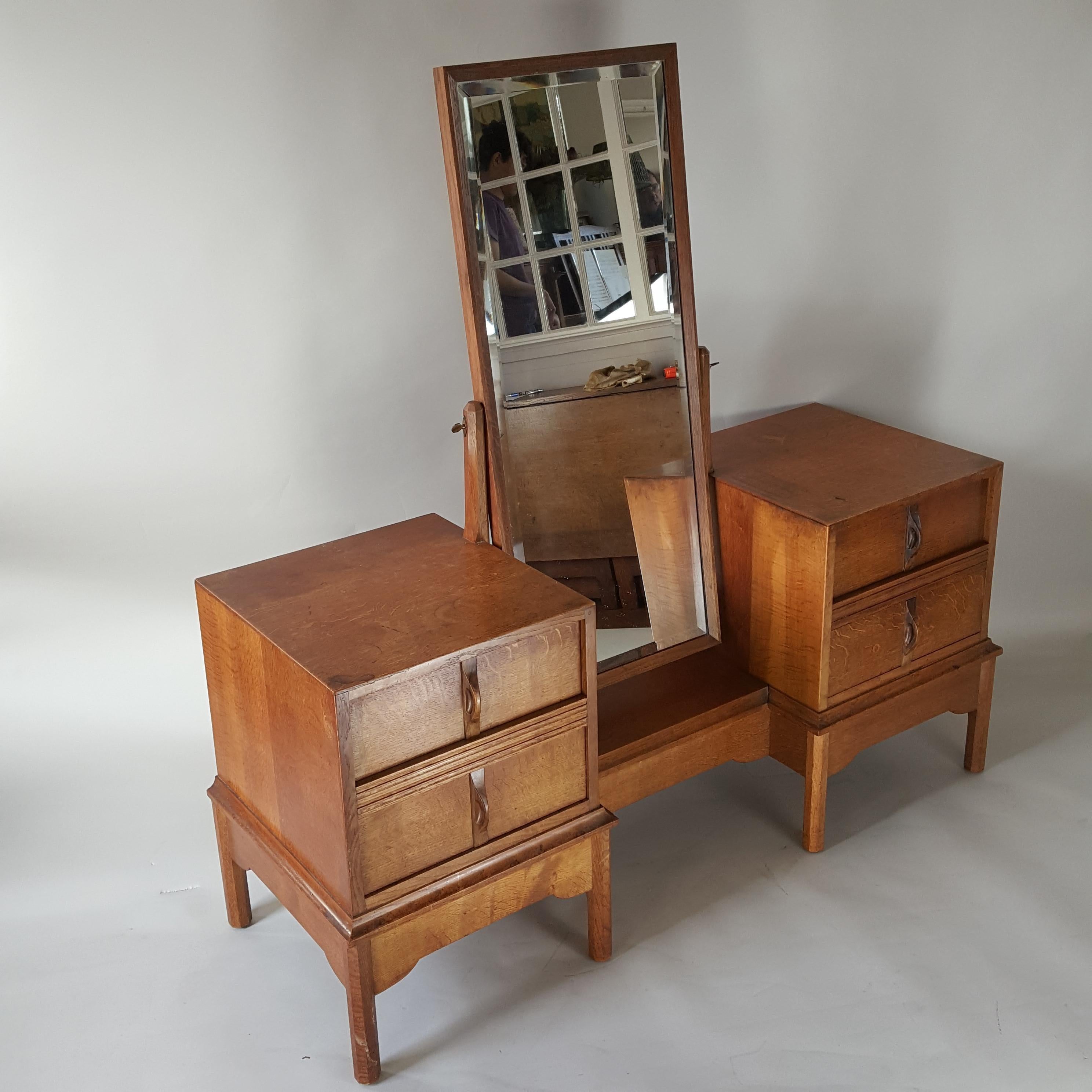 Gordon Russell. Arts & Crafts Cotswolds School  Oak Dressing Table with mirror In Good Condition For Sale In Tunbridge Wells, GB