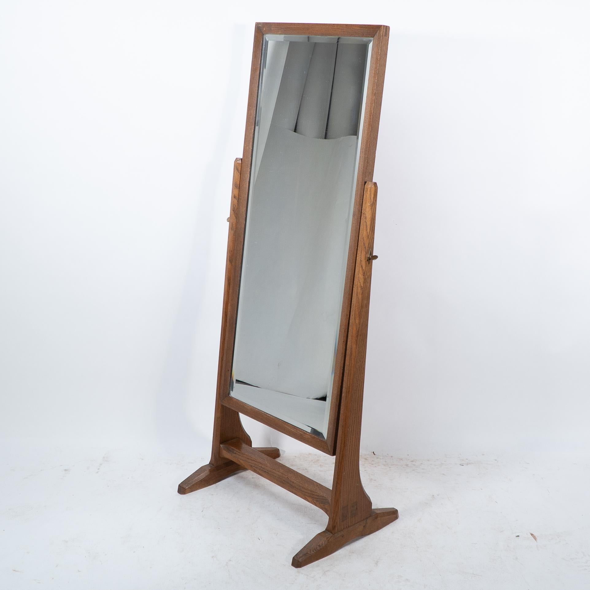 Inglese Gordon Russell. Specchio da camera a tutta lunghezza in legno di noce di Arts & Crafts in vendita