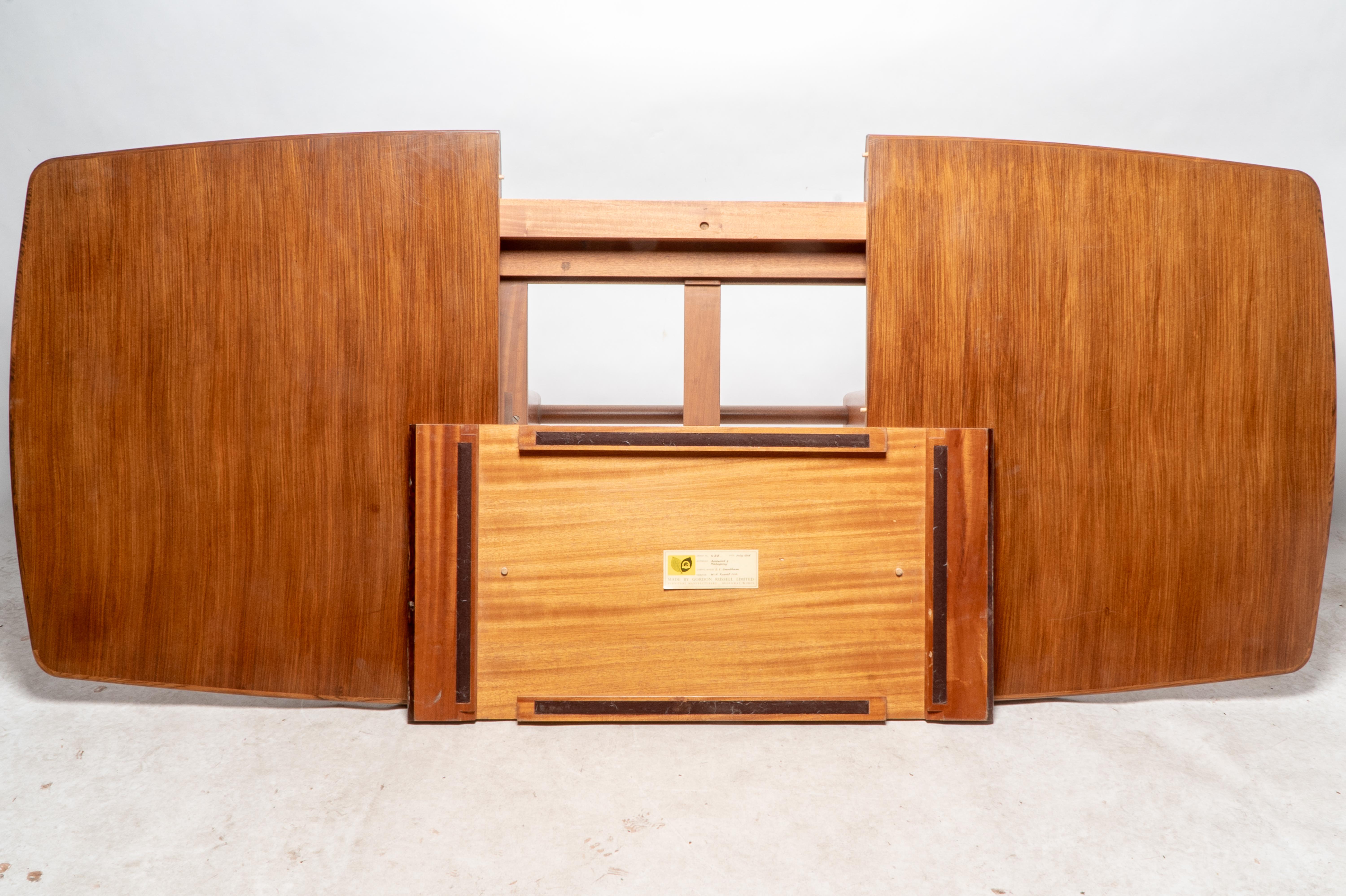 Milieu du XXe siècle Gordon Russell. Designer WH Russell a Rosewood & Mahogany 'Burford' Dining Suite en vente