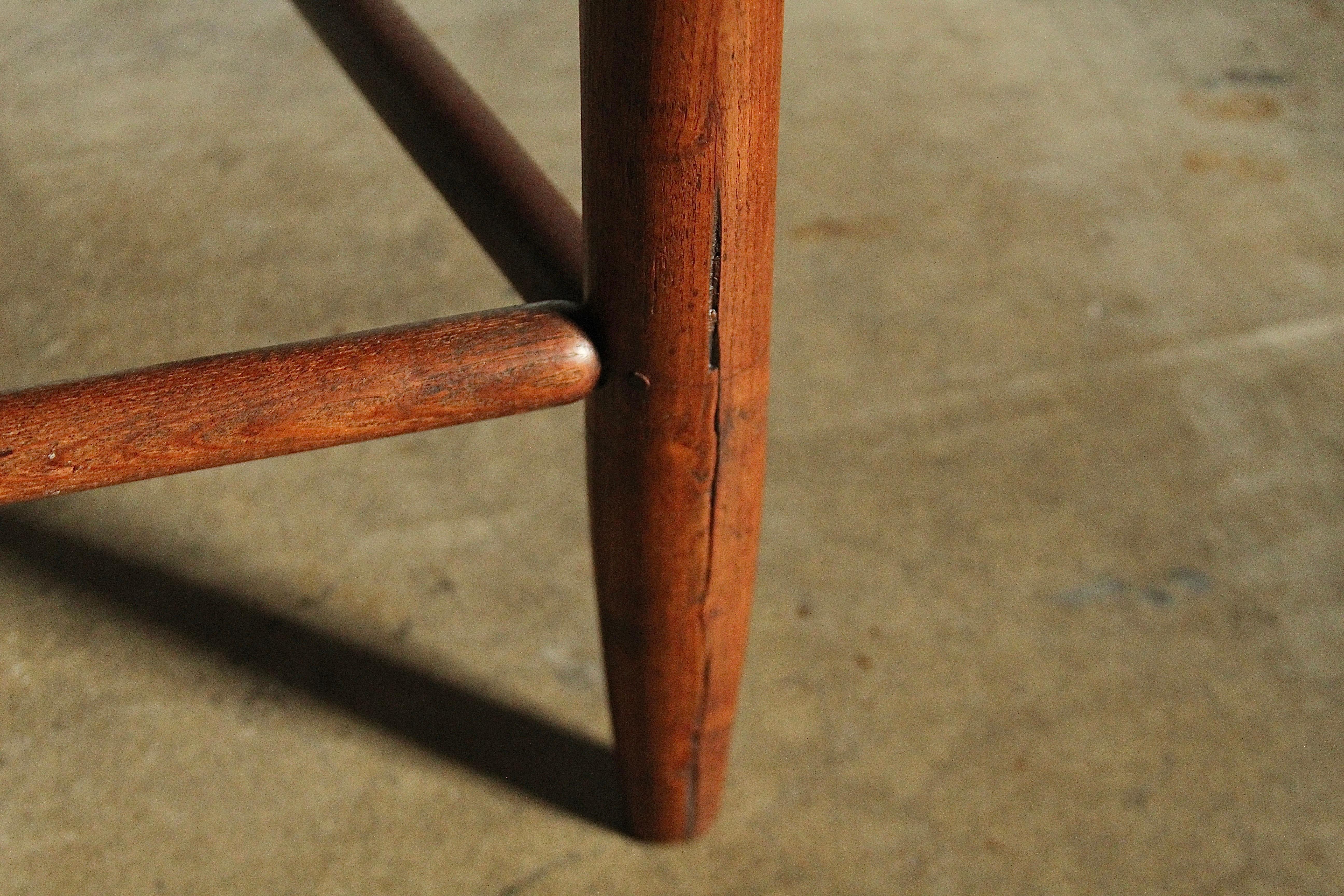 Cuir Chaises longues en chêne et cuir tressé à dossier en échelle, fabriquées à la main par Gordon Russell, 1904 en vente