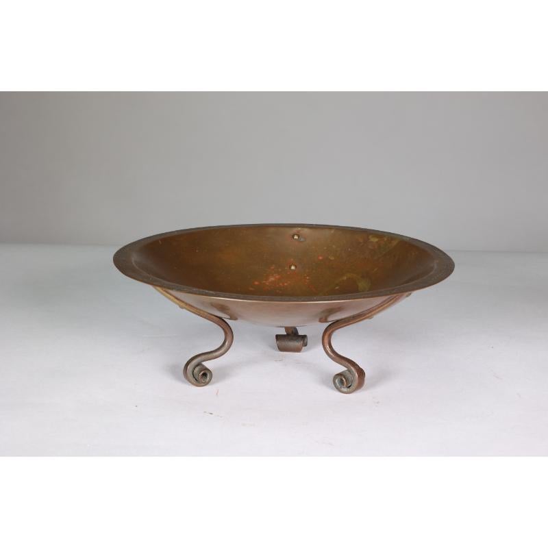 Gordon Russell Lygon Works An Arts & Crafts Cotswold School patinated brass bowl In Good Condition For Sale In London, GB