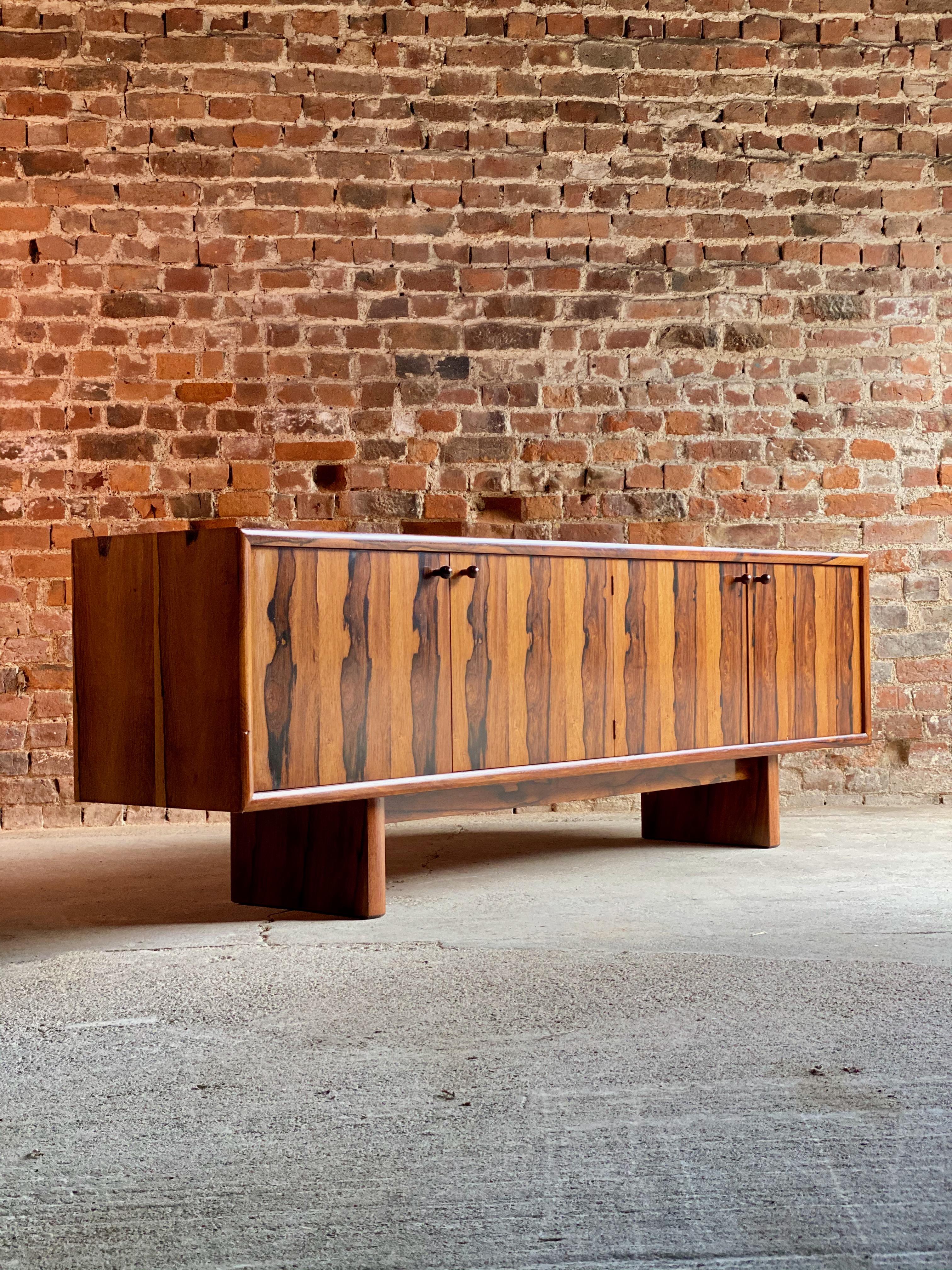Gordon Russell Marlowe Range Anrichte aus Palisanderholz von Martin Hall 1970 Nr. 2

Prächtiges Gordon Russell 'Marlow' Sideboard aus brasilianischem Palisander um 1970 Nr. 2, entworfen von Martin Hall für Gordon Russell Ltd of Broadway, MATERIAL: