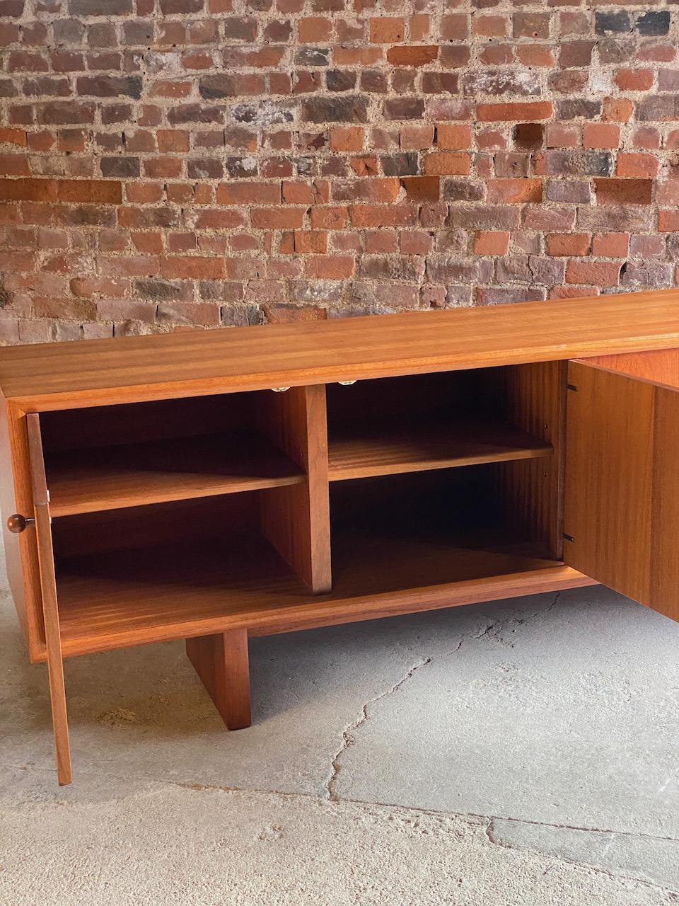 Gordon Russell Marlow Teakholz-Sideboard von Martin Hall, 1972 1