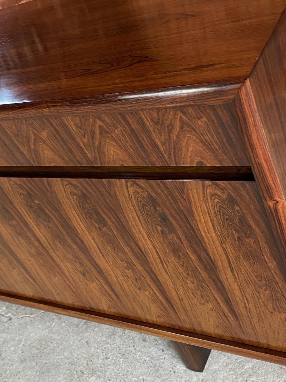 Gordon Russell Marwood Rosewood Sideboard by Martin Hall, 1973 In Good Condition In Longdon, Tewkesbury