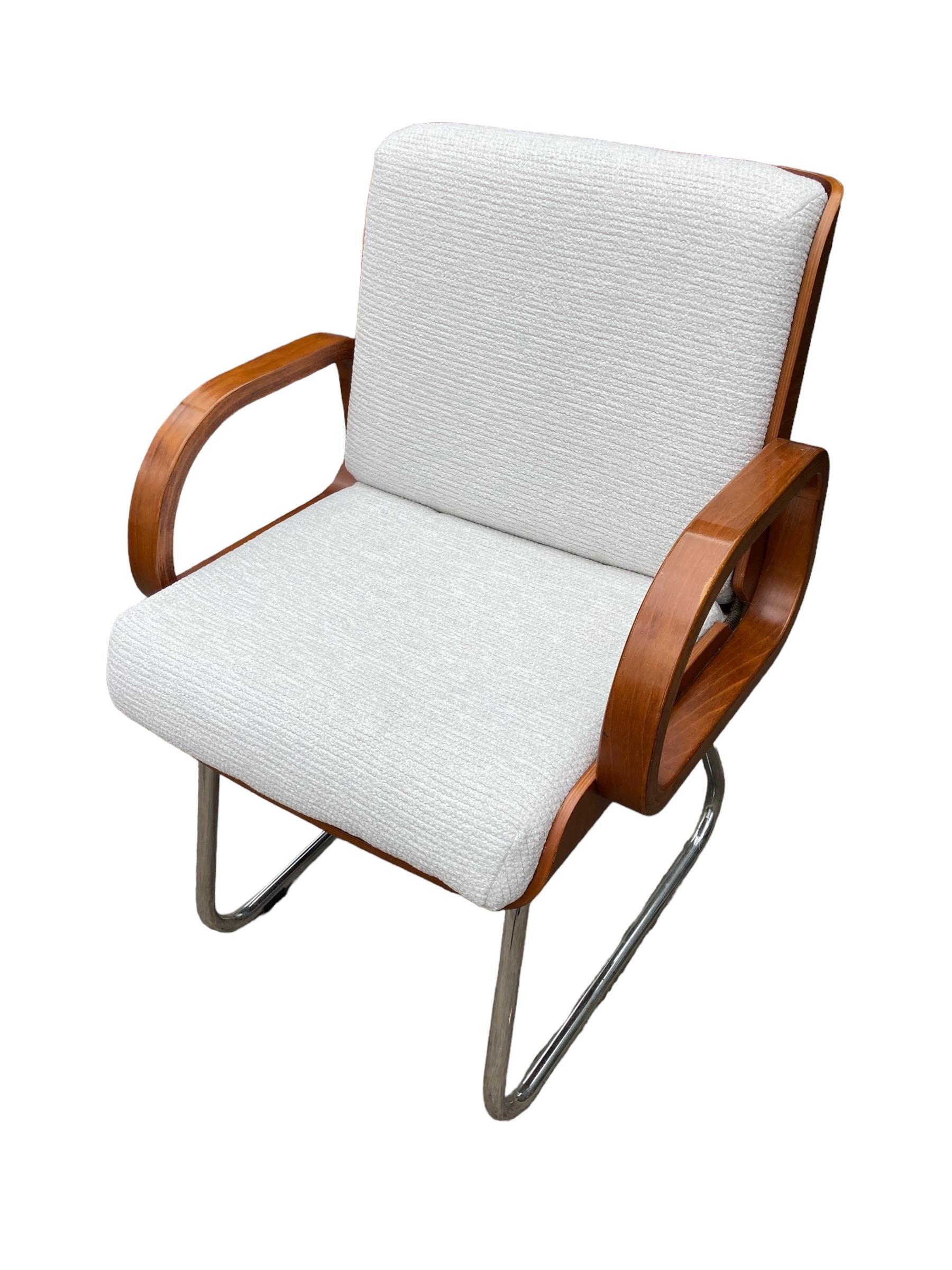 Gordon Russell Mid Century Bauhaus Style Teak und Chrom Bürostuhl, neu gepolstert in einem Boucle-Stil off white Stoff. Klassisches minimalistisches Mid-Century-Design. Armlehnen und Rückenlehne aus Teakholz mit verchromten Freischwingerbeinen. Ein