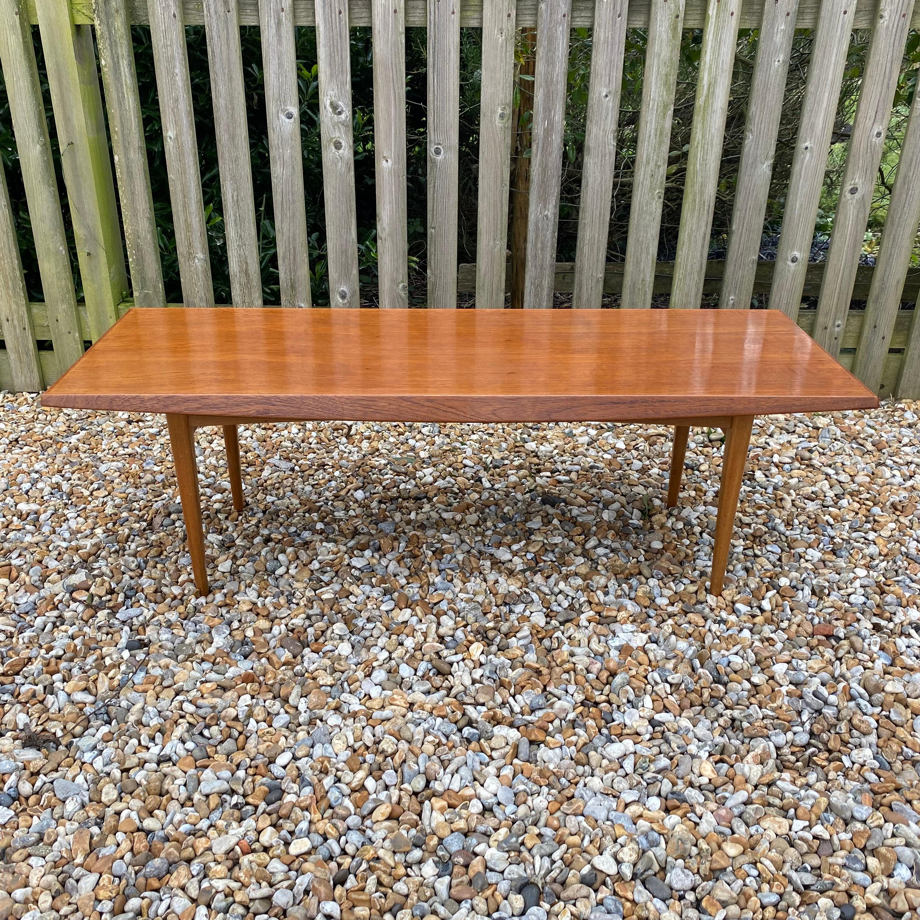 Ein guter Gordon Russell Mitte des Jahrhunderts Teak Couchtisch in ausgezeichnetem Zustand.  Hübsche Farbe und mit Label des Herstellers.  Sehr beliebtes Design aus den 7oer Jahren, und es ist ungewöhnlich, ein Exemplar in so gutem Zustand für sein