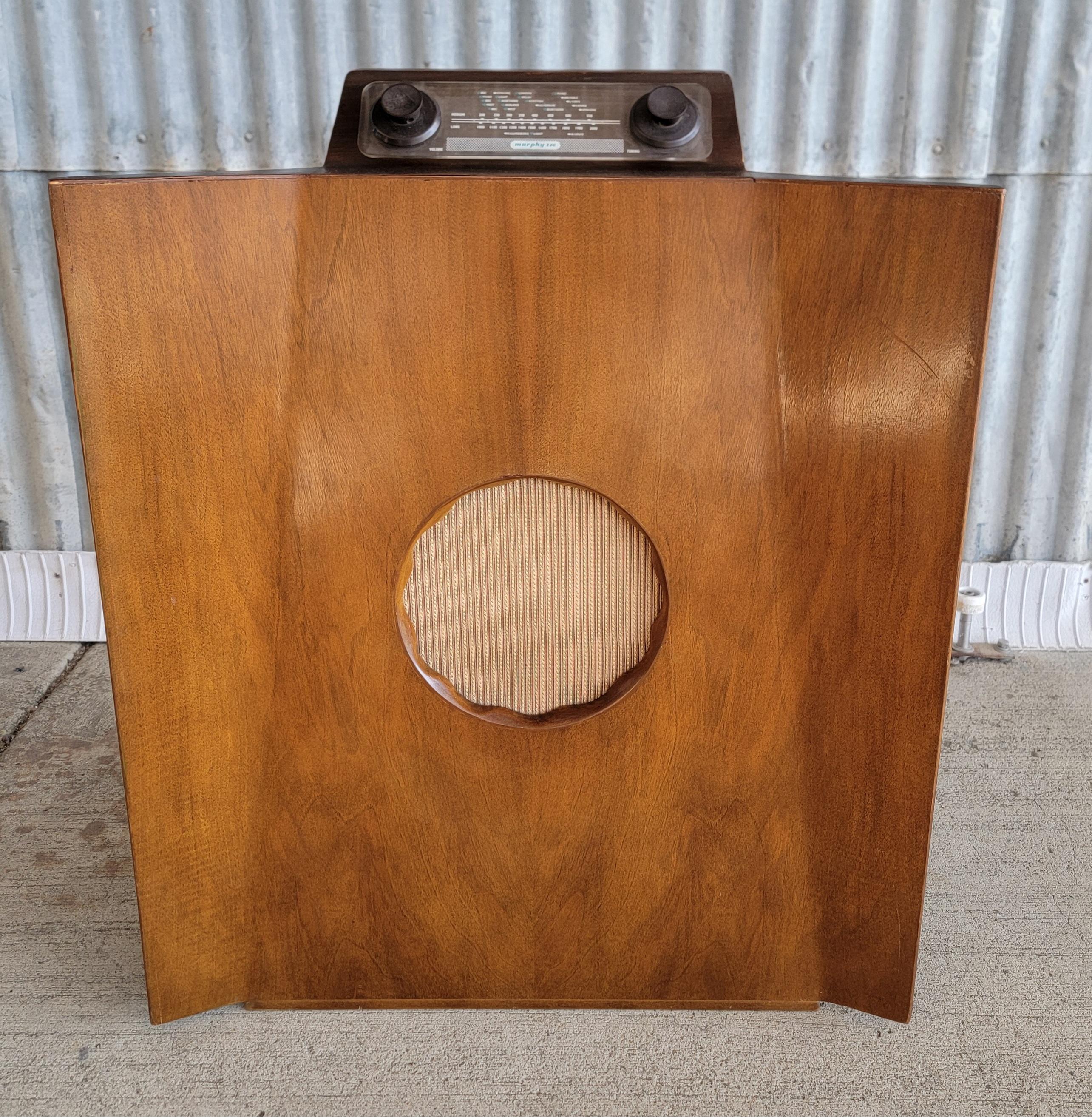 A 1930's standing radio designed by Gordon Russell for Murphy Radio Company with a Murphy 146 receiver. Very good original finish and condition. Original grille cloth. Complete, but untested and offered in as-found condition.

25.78 inches