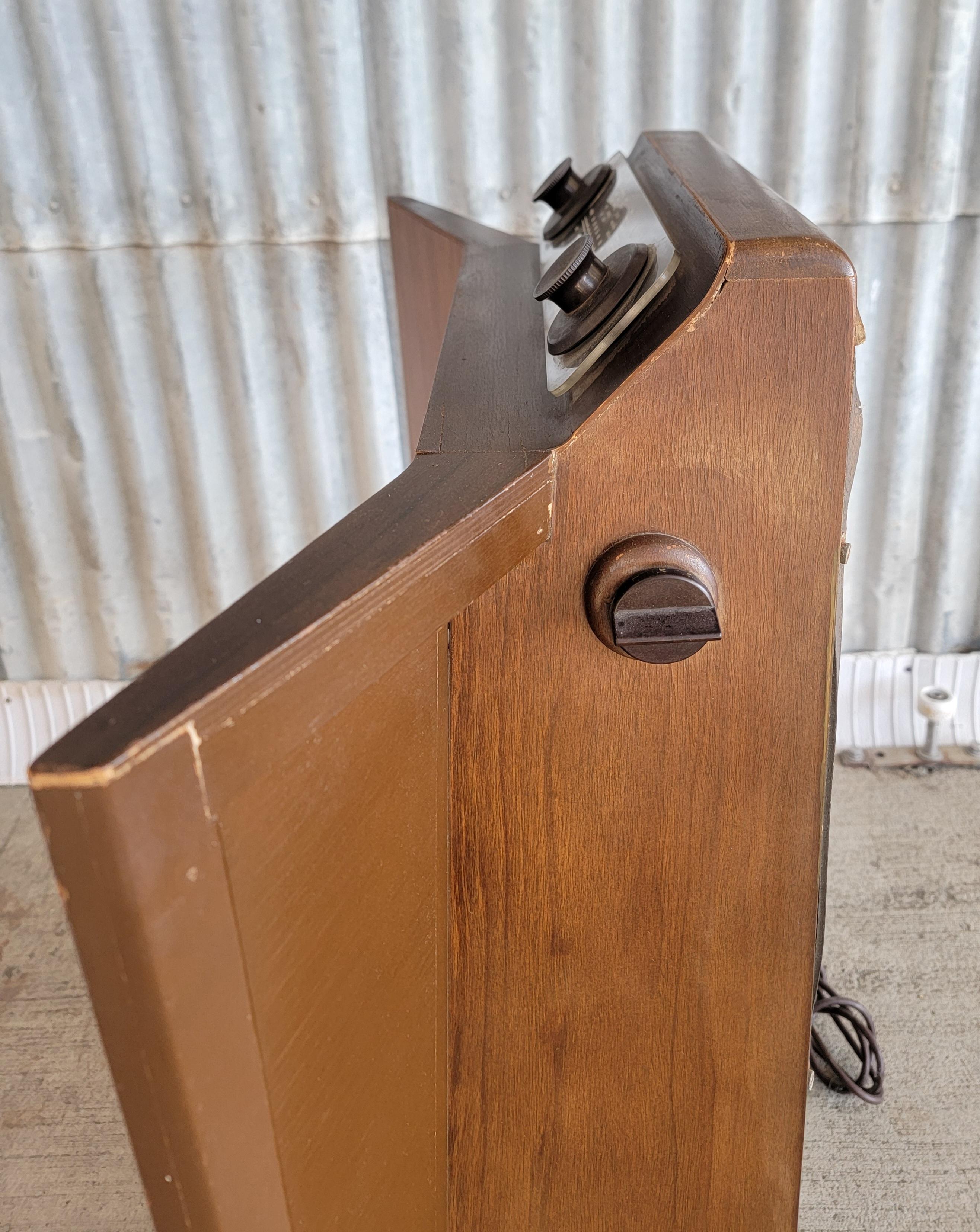 Gordon Russell Murphy 146 Standing Radio Circa. 1930's 2