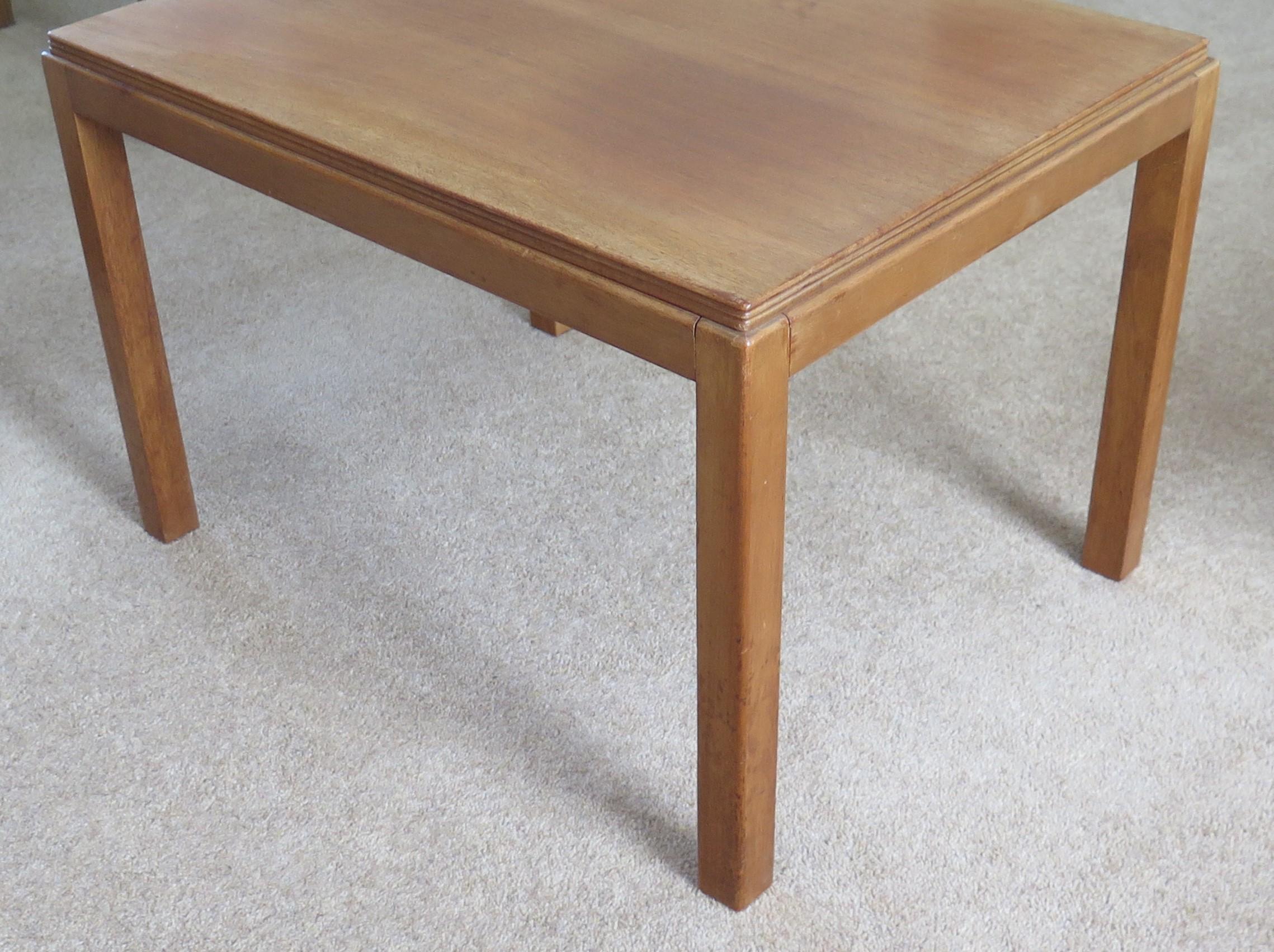 Gordon Russell Nest of Three Tables in walnut, Cotswold school England Ca 1950 For Sale 2