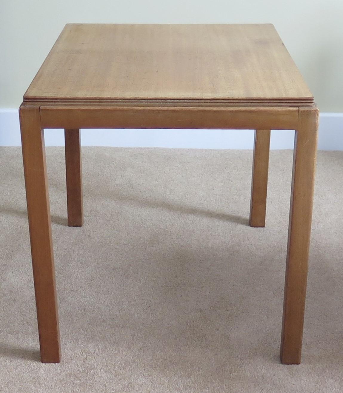 Gordon Russell Nest of Three Tables in walnut, Cotswold school England Ca 1950 For Sale 4