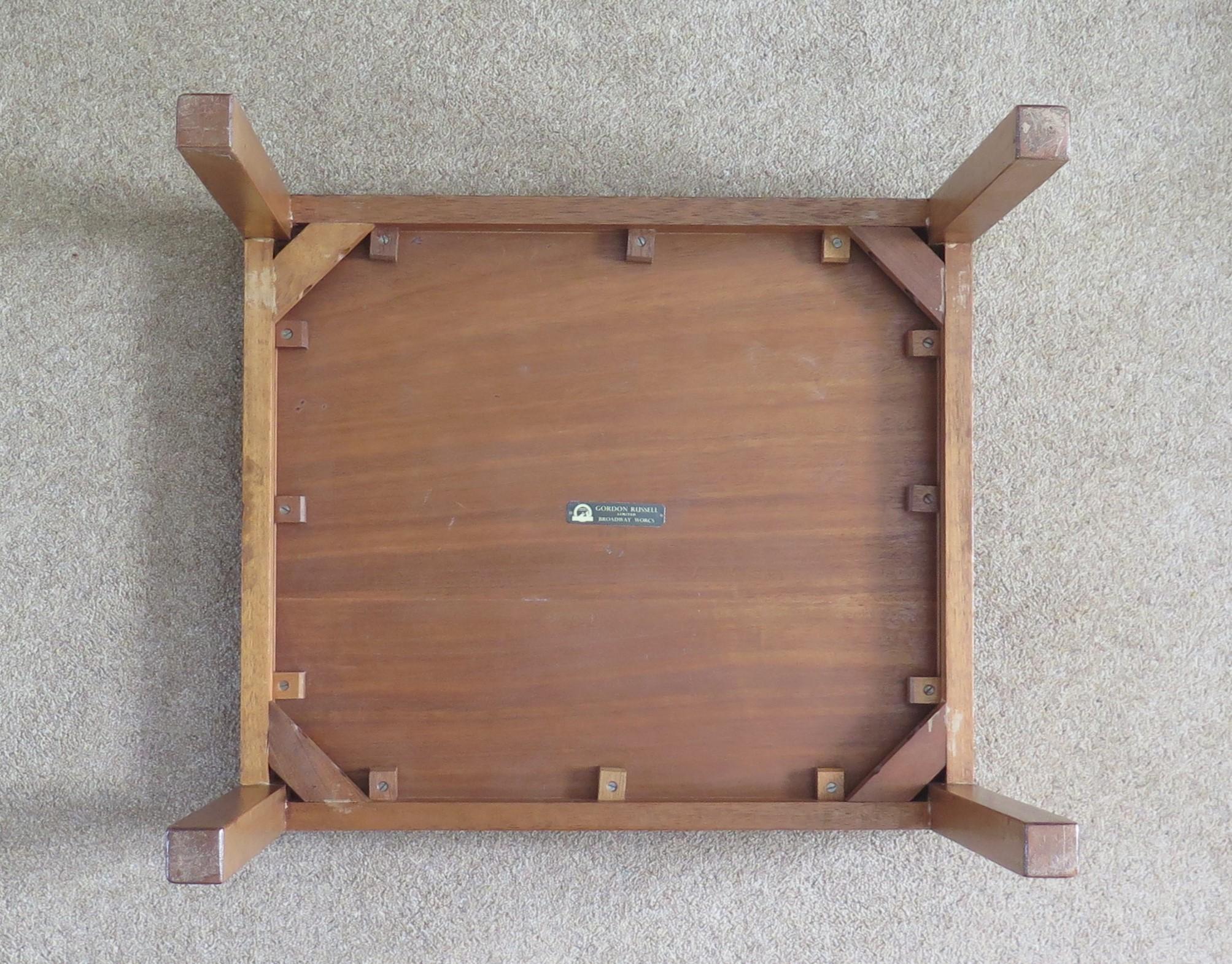 Gordon Russell Nest of Three Tables in walnut, Cotswold school England Ca 1950 For Sale 5