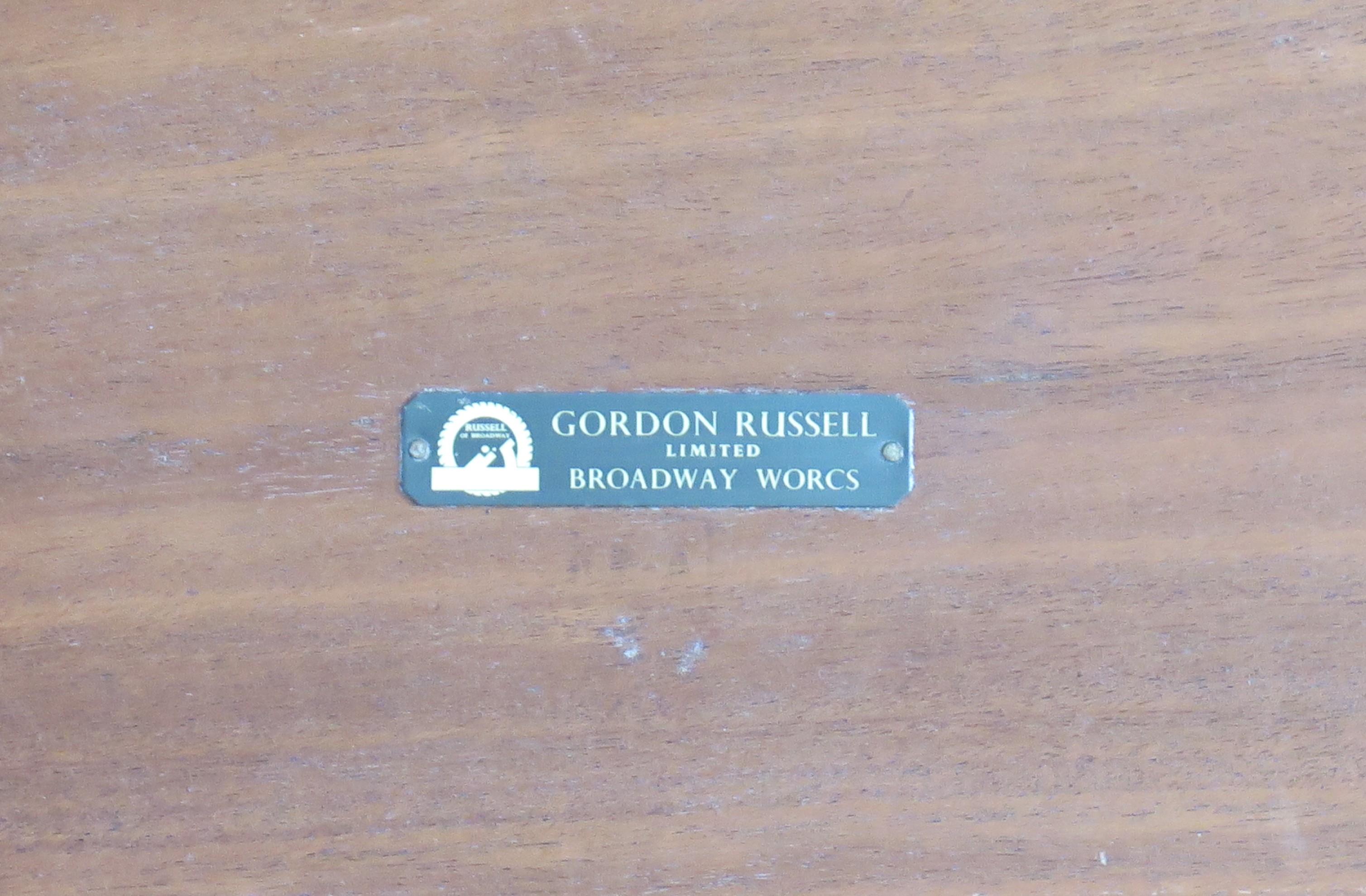 Ensemble de trois tables Gordon Russell en noyer, école de Cotswold, Angleterre, vers 1950 en vente 9