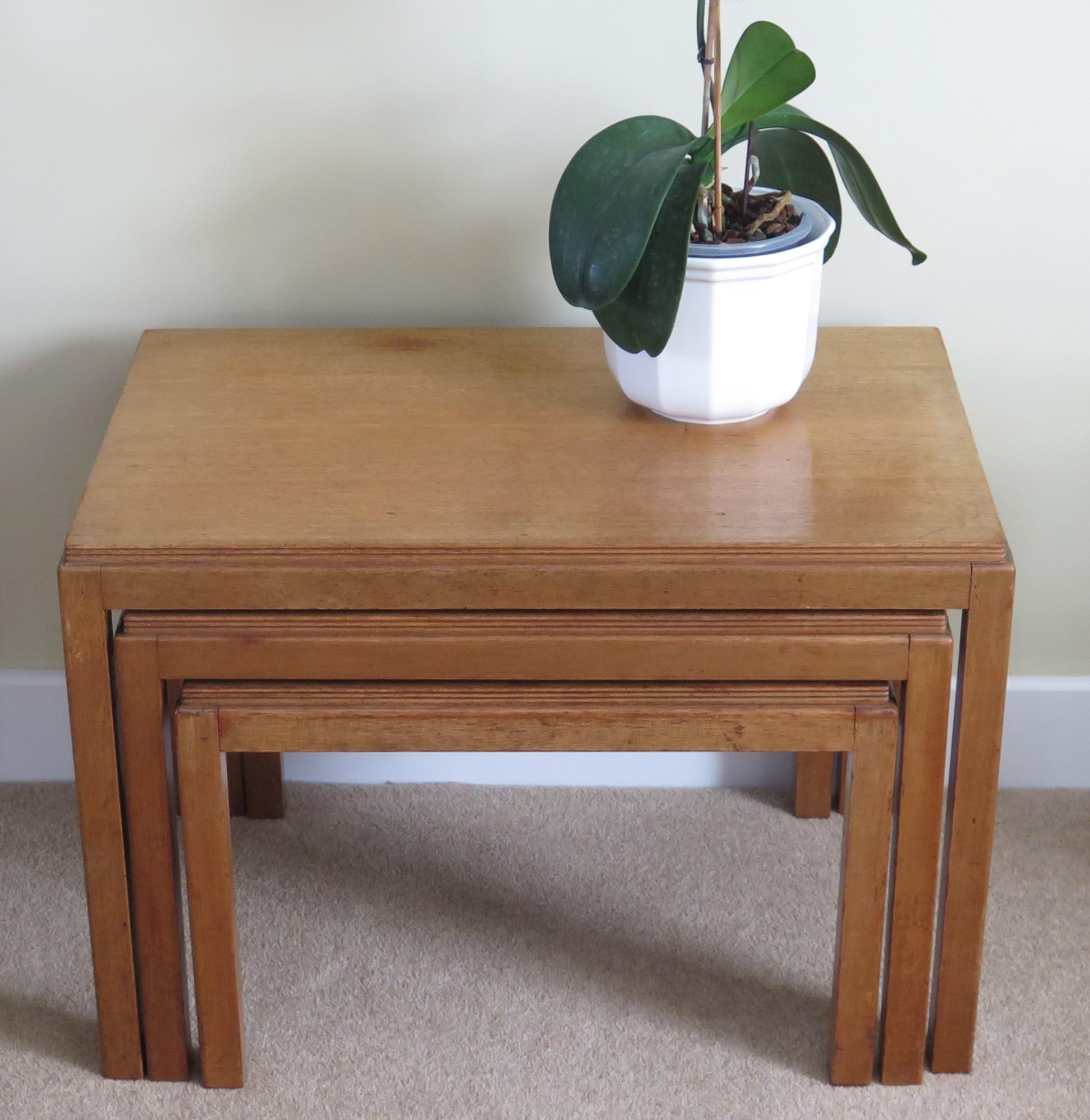 Gordon Russell Nest of Three Tables in walnut, Cotswold school England Ca 1950 For Sale 7