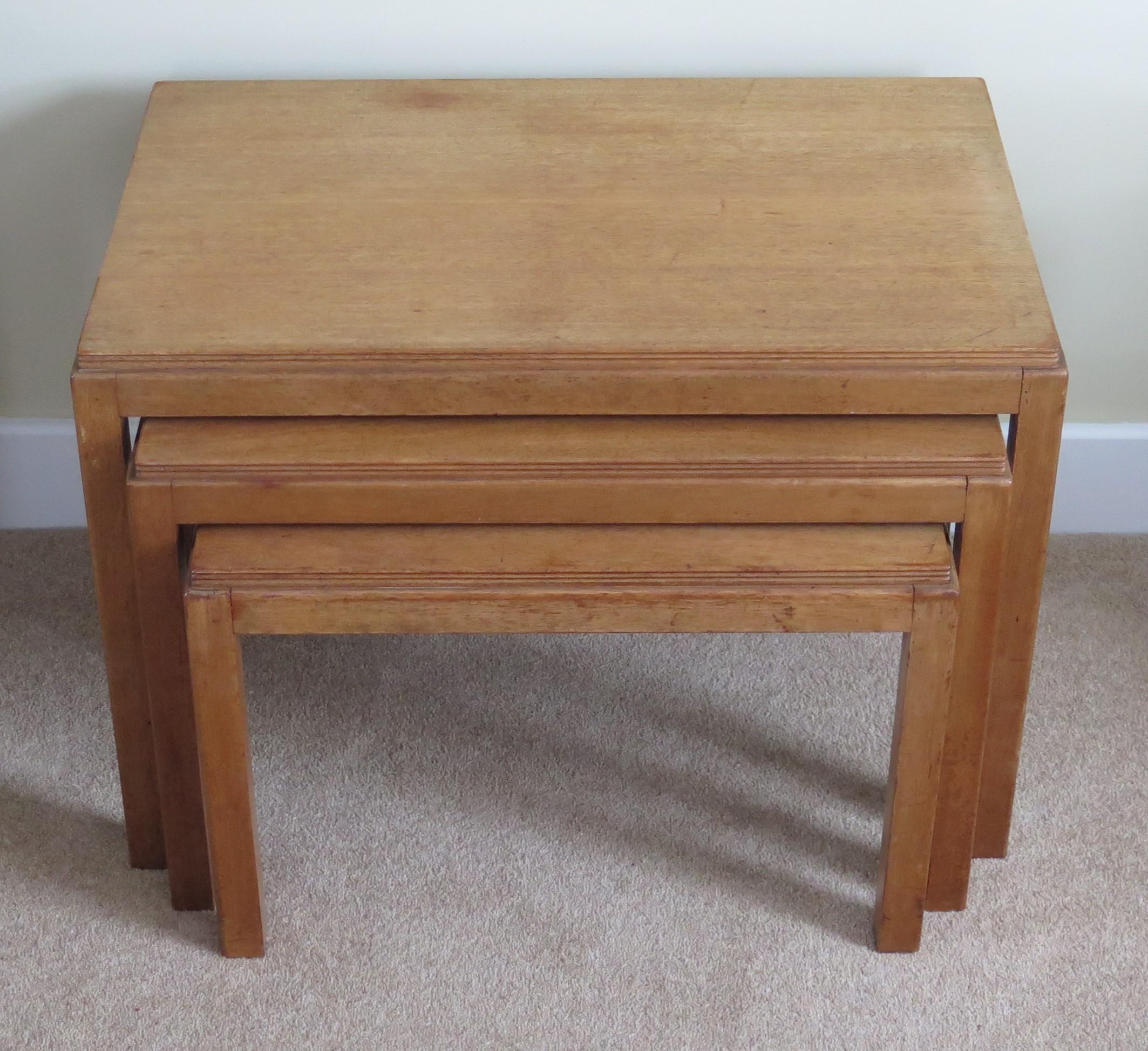 Il s'agit d'un nid de TROIS tables en bois dur et en noyer par Gordon Russell, Broadway, Worcs, qui est une ville dans les Cotswolds, en Angleterre et datant d'environ 1950

Les tableaux sont légèrement plus grands, mais de hauteur inférieure à la