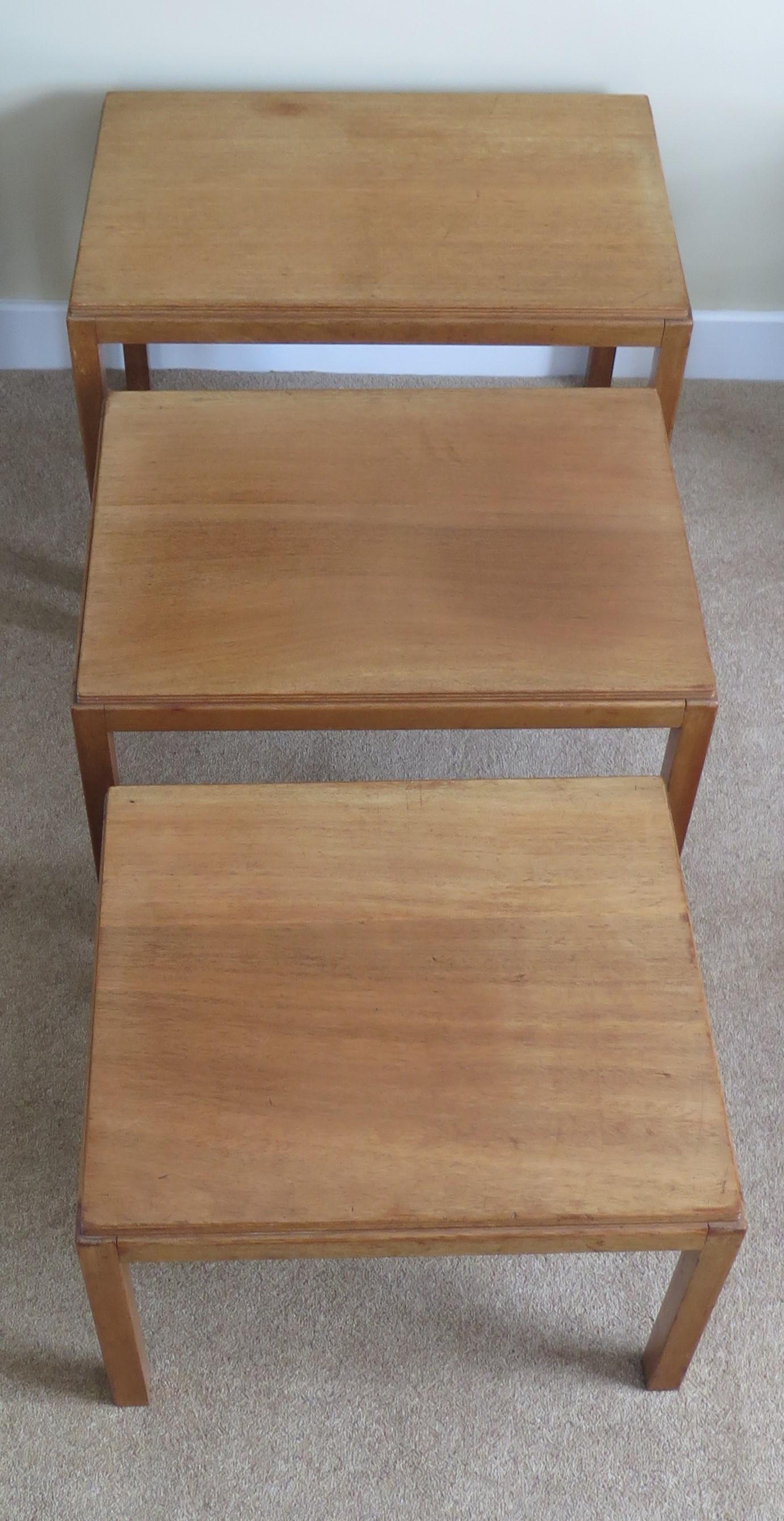 Mid-Century Modern Gordon Russell Nest of Three Tables in walnut, Cotswold school England Ca 1950 For Sale