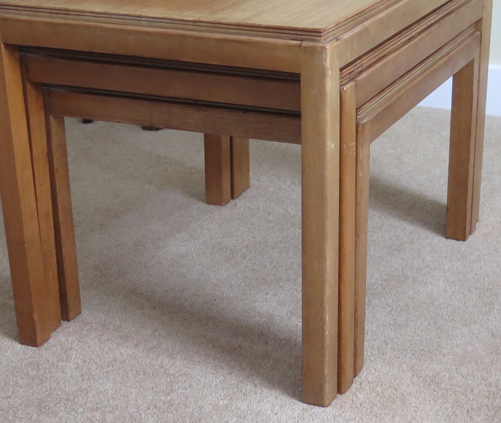 Gordon Russell Nest of Three Tables in walnut, Cotswold school England Ca 1950 In Good Condition For Sale In Lincoln, Lincolnshire