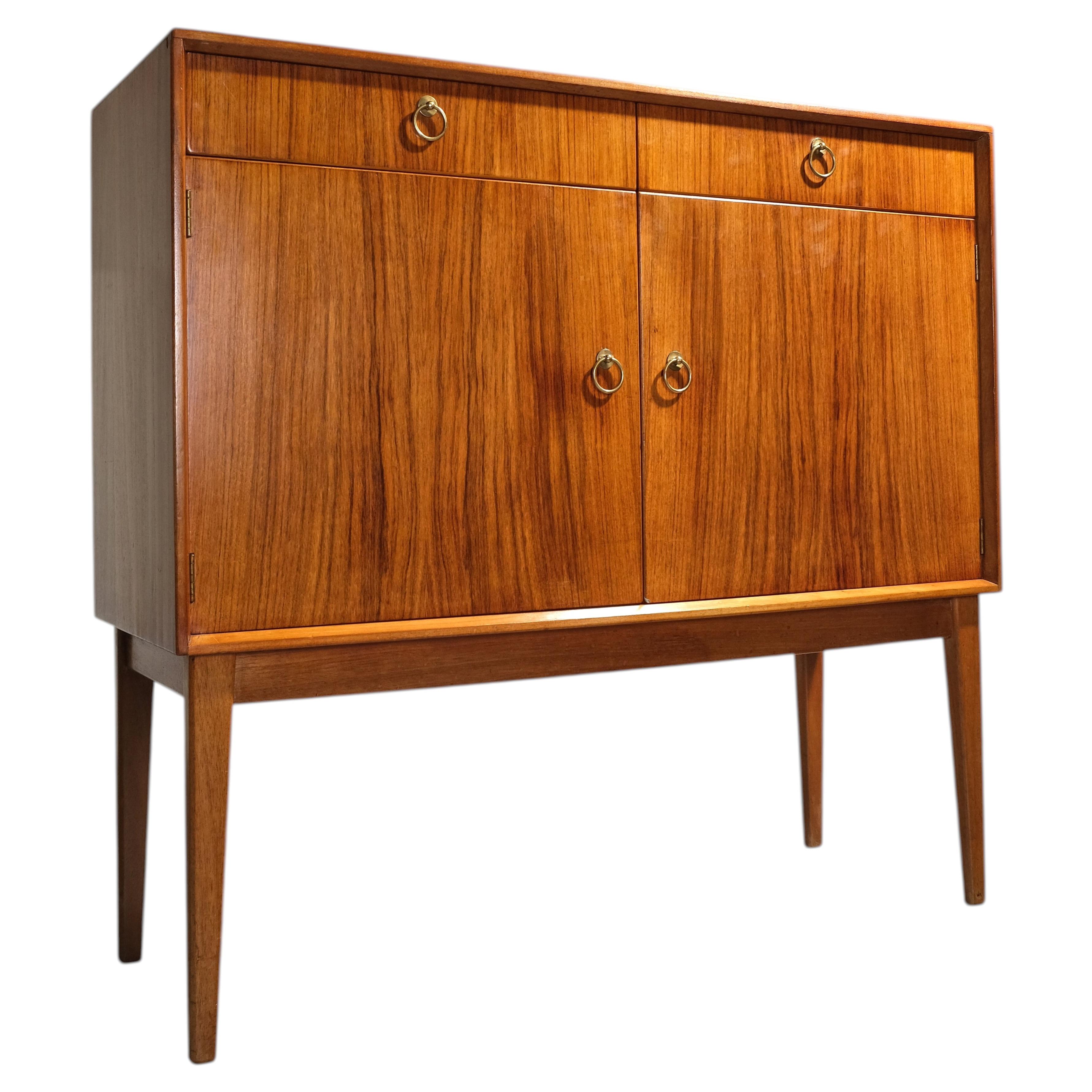 Credenza alta in teak e ottone di Gordon Russell, Regno Unito, anni '60 circa in vendita