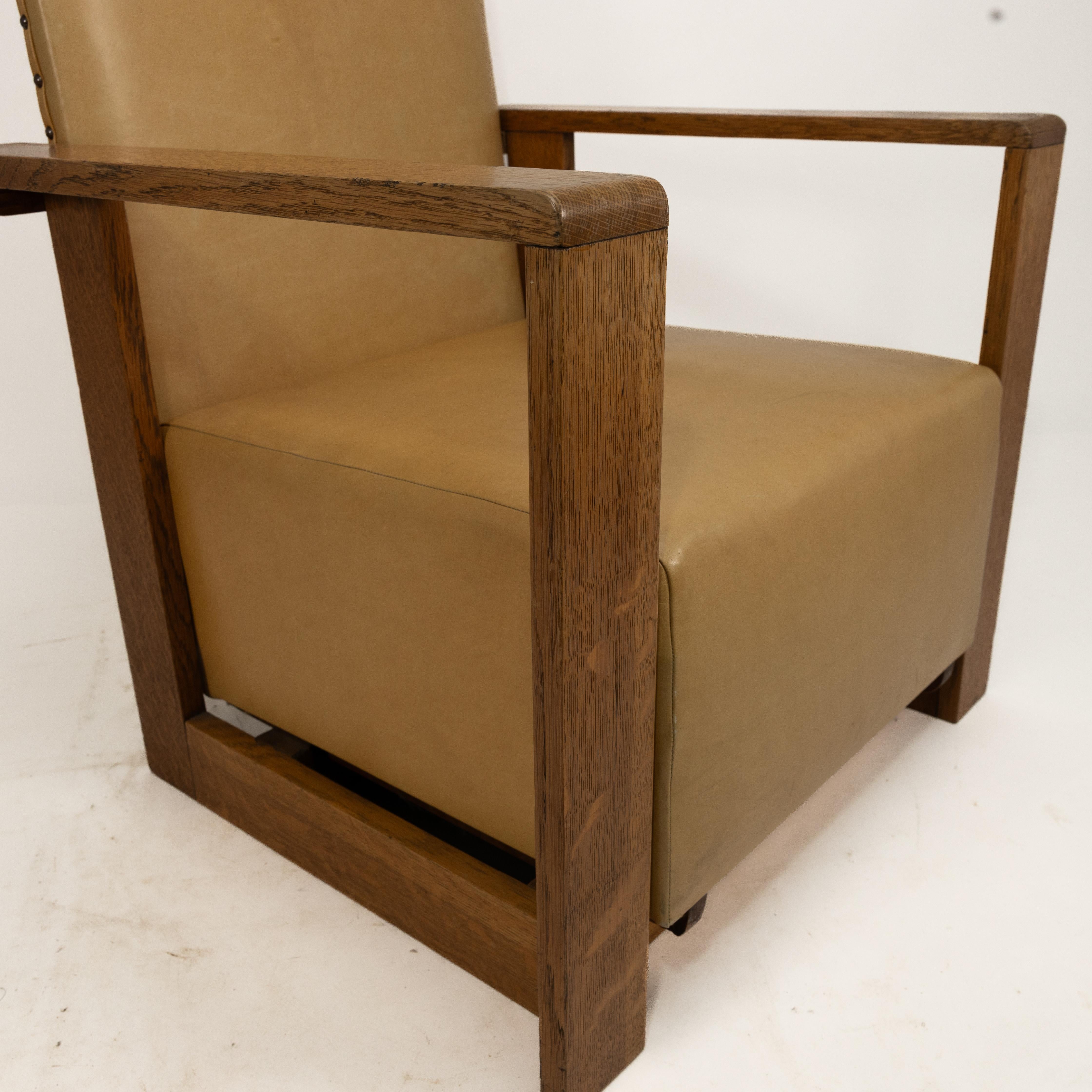 Gordon Russell, W. H. Russell. A pair of Arts & Crafts oak reclining armchairs For Sale 5