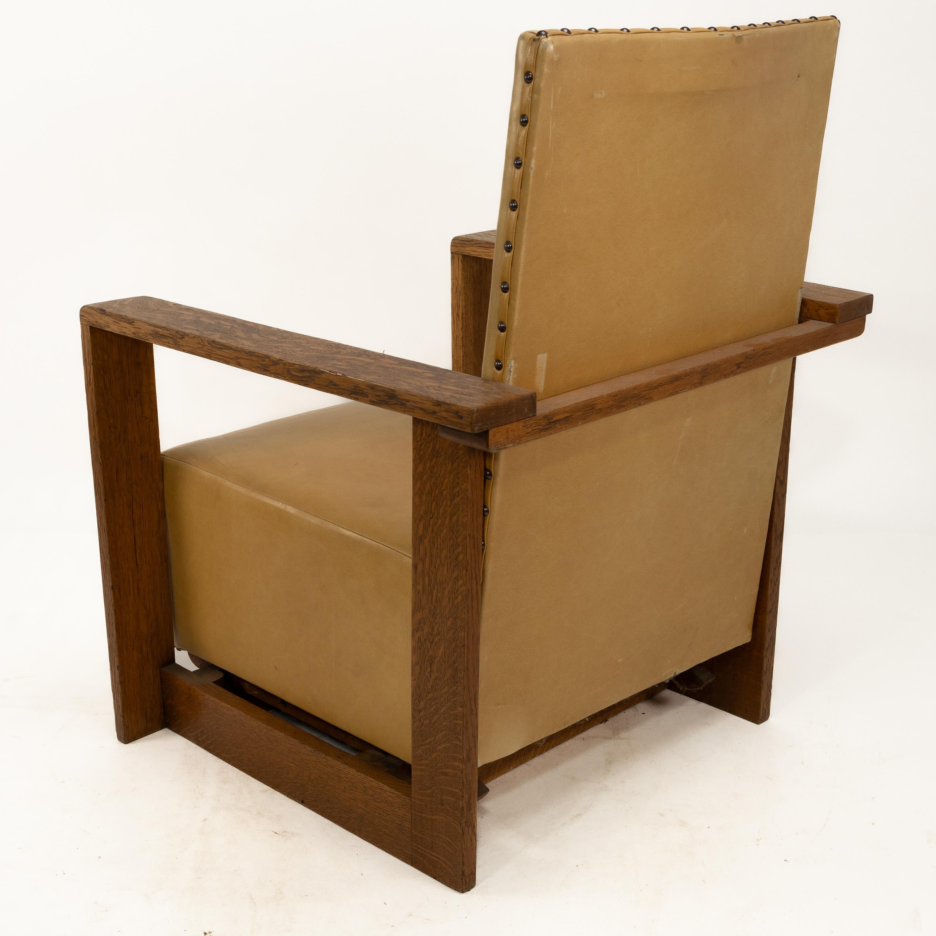 Gordon Russell, W. H. Russell. A pair of Arts & Crafts oak reclining armchairs For Sale 8