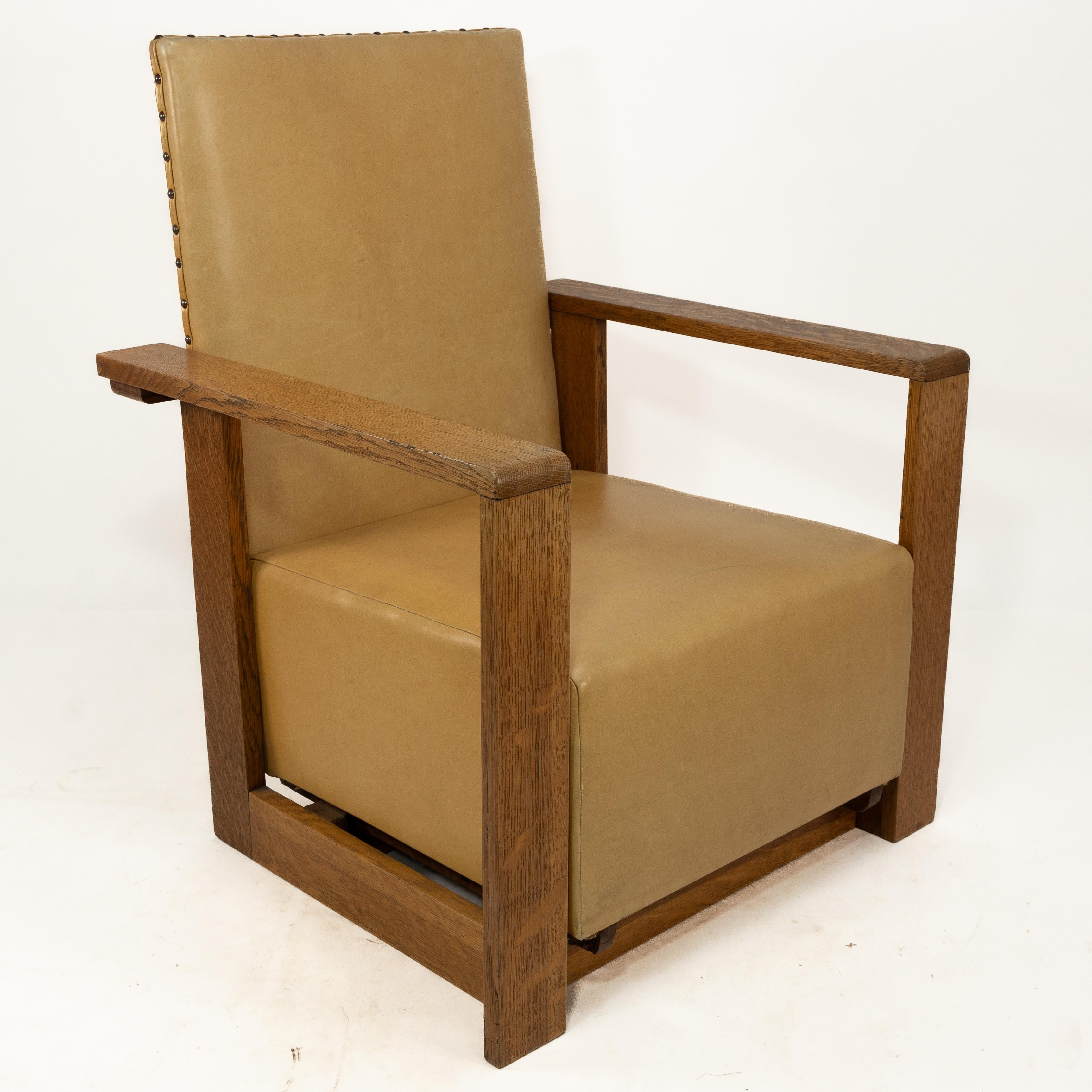 Arts and Crafts Gordon Russell, W. H. Russell. A pair of Arts & Crafts oak reclining armchairs