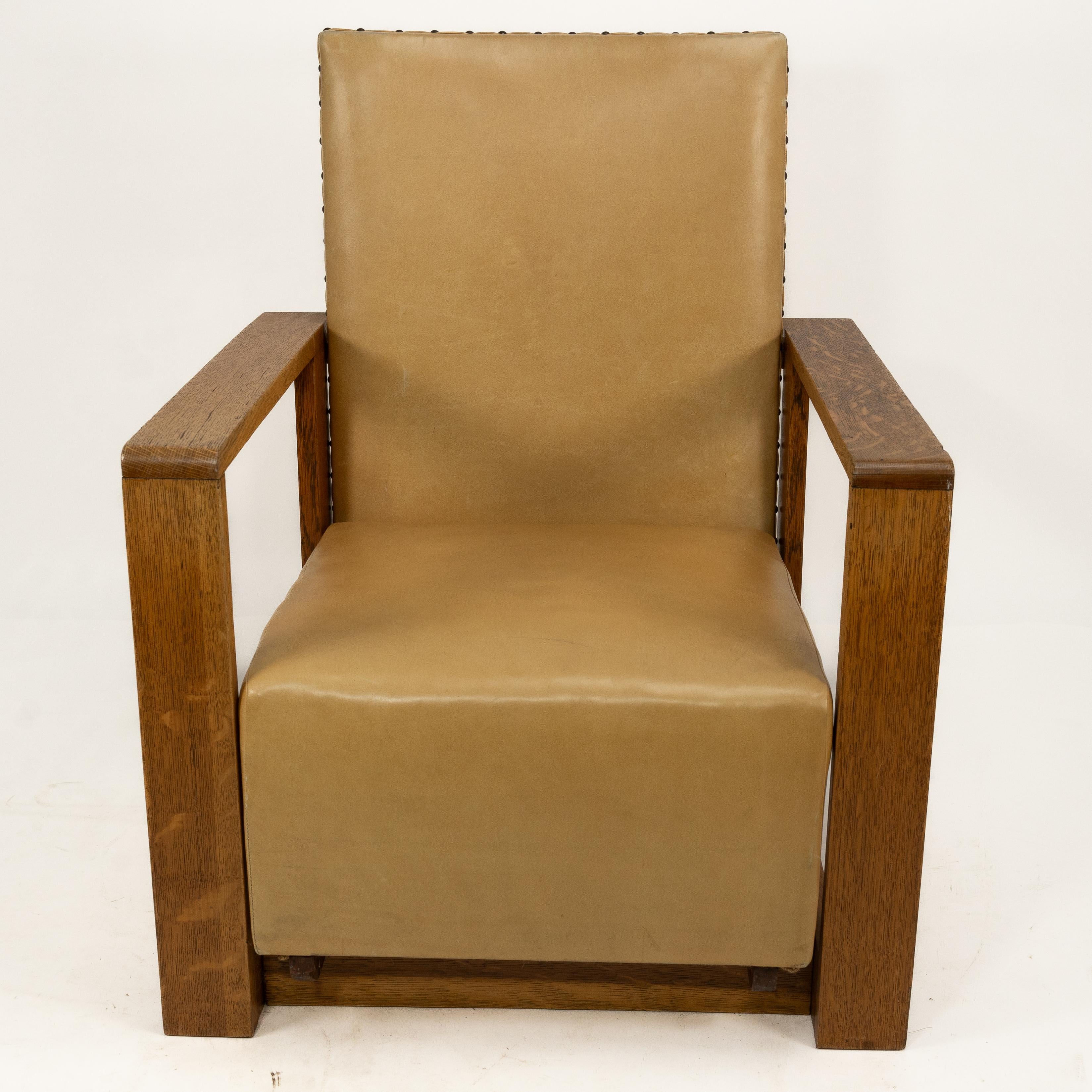 English Gordon Russell, W. H. Russell. A pair of Arts & Crafts oak reclining armchairs For Sale