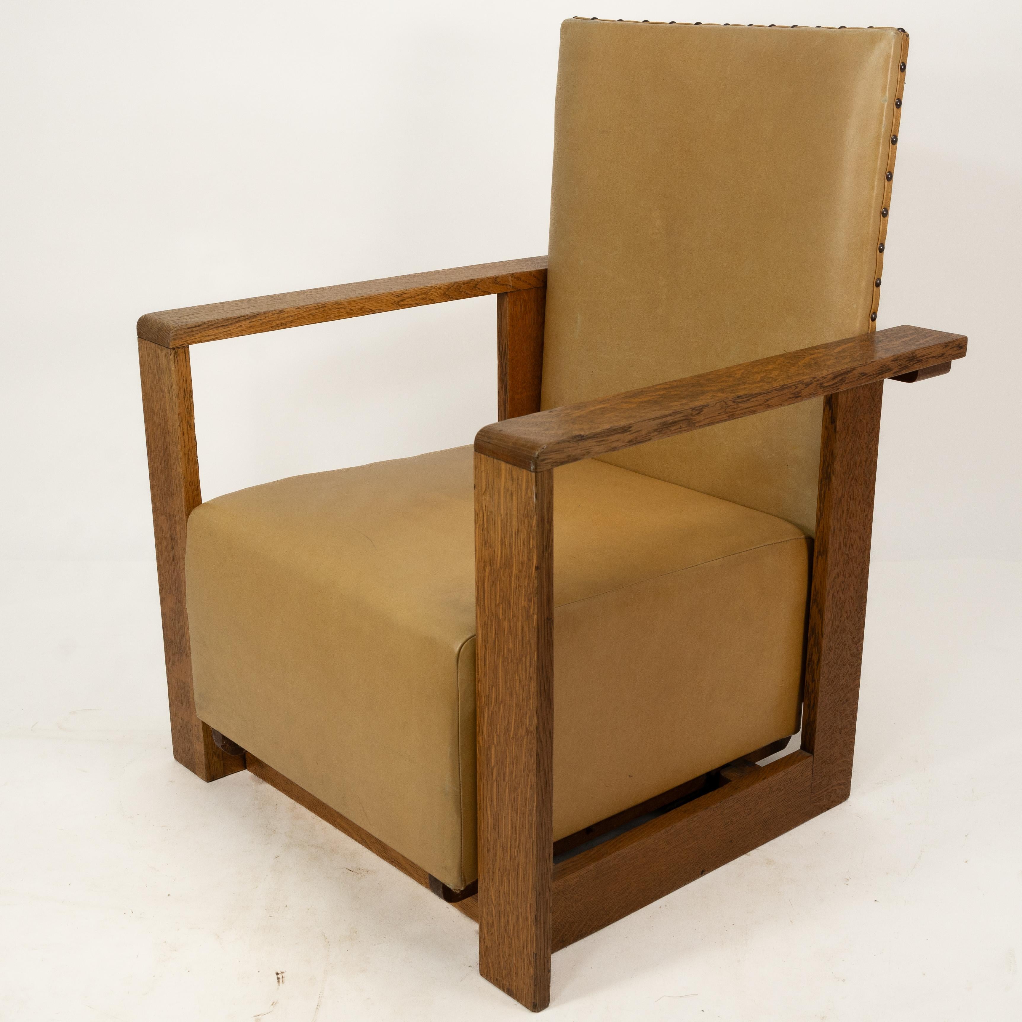 Hand-Crafted Gordon Russell, W. H. Russell. A pair of Arts & Crafts oak reclining armchairs For Sale