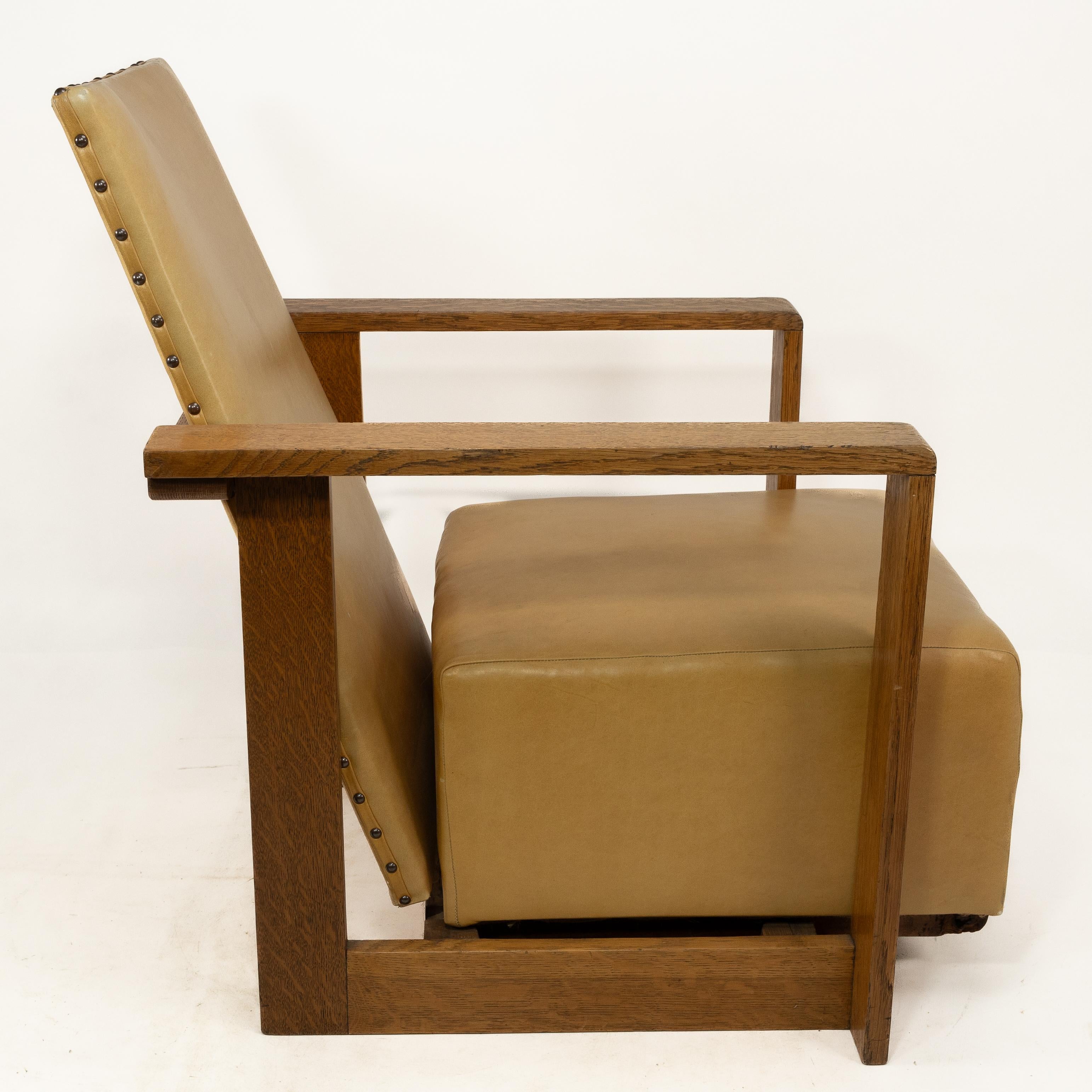 20ième siècle Gordon Russell, W. H. Russell. Paire de fauteuils inclinables en chêne de style Arts & Crafts en vente