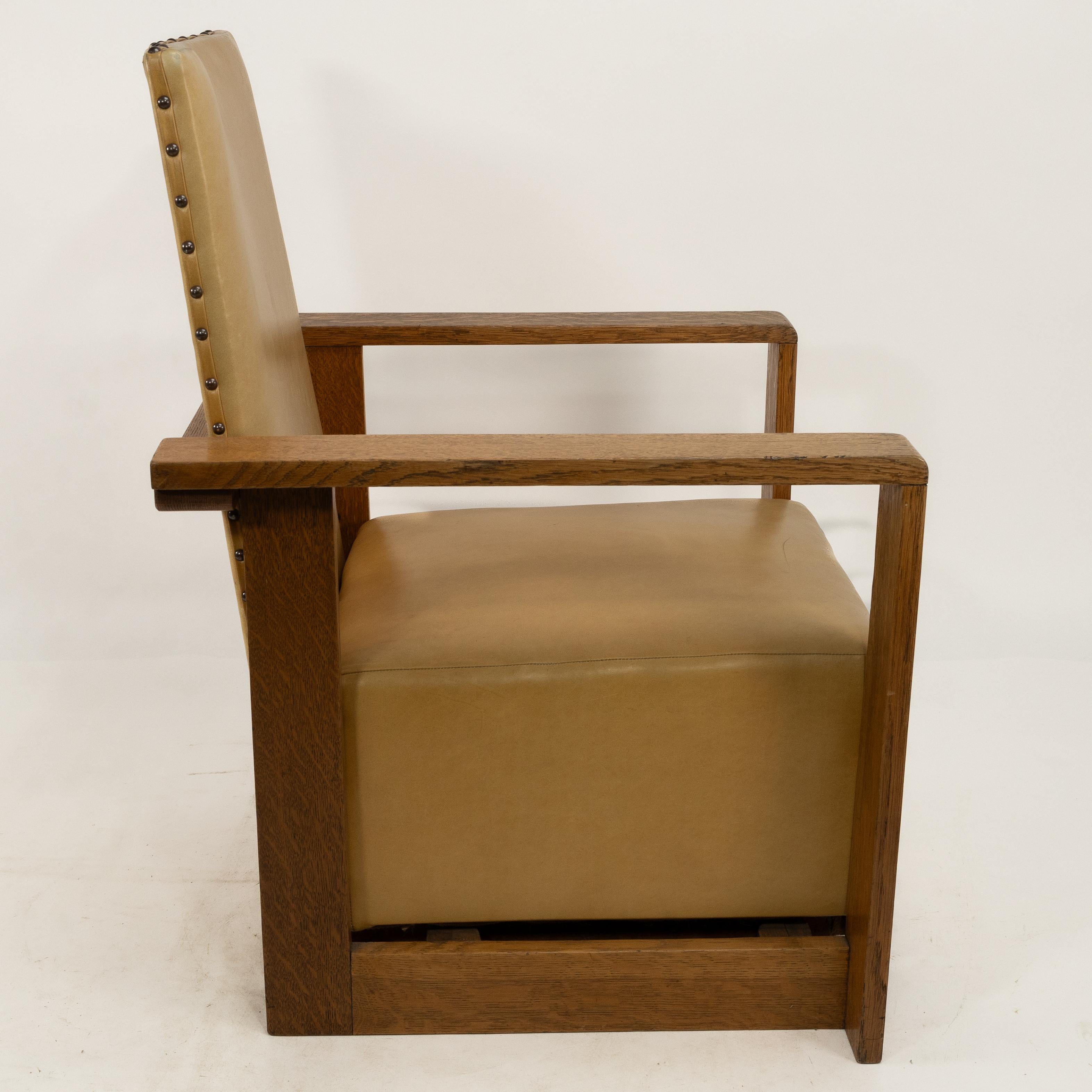 Cuir Gordon Russell, W. H. Russell. Paire de fauteuils inclinables en chêne de style Arts & Crafts en vente