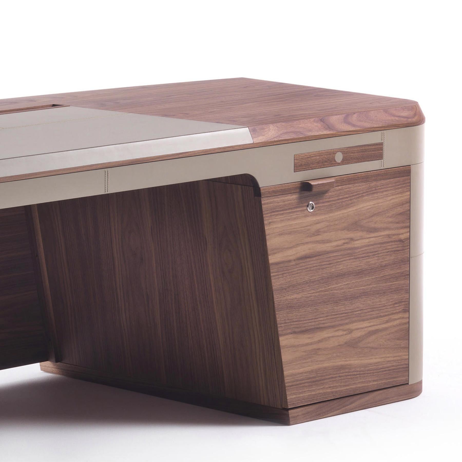 Gordon Walnut Desk In Fair Condition For Sale In Paris, FR