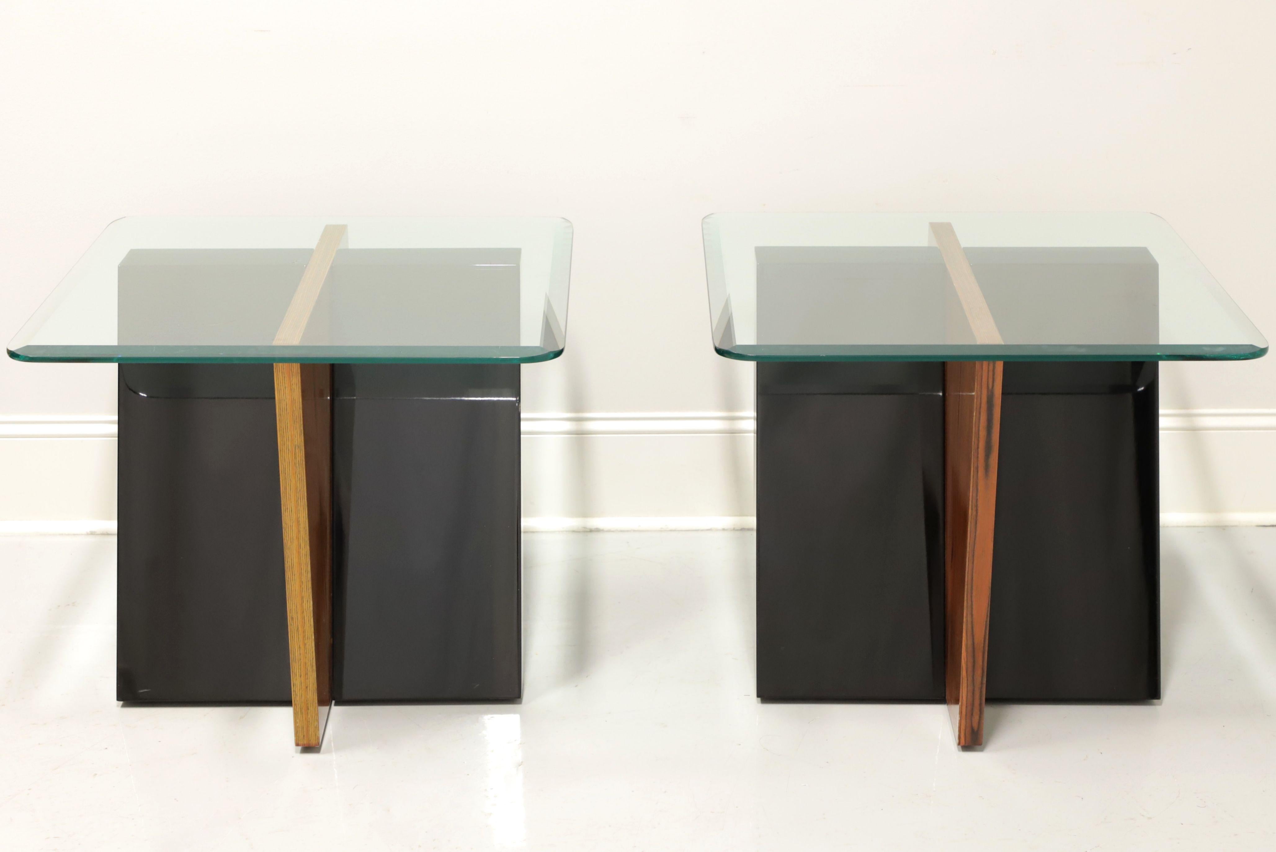 Américain GORDON''S Tables d'appoint fin de siècle contemporaines avec plateau en verre - Paire en vente