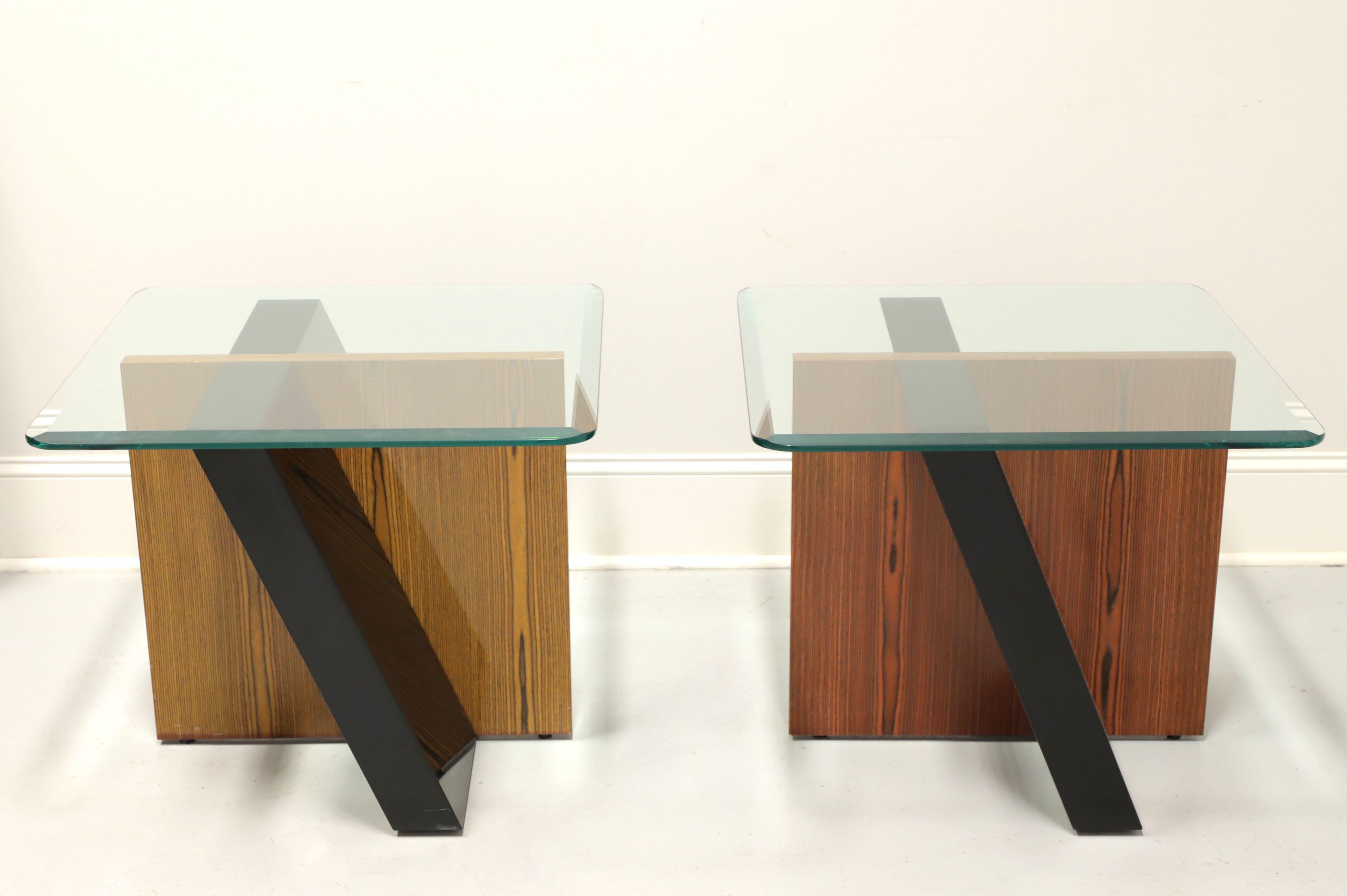 GORDON''S Tables d'appoint fin de siècle contemporaines avec plateau en verre - Paire Bon état - En vente à Charlotte, NC