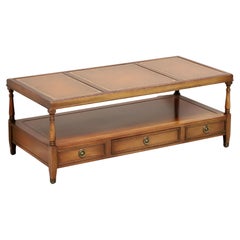 GORDON''S Table basse en acajou de style fédéral de la fin du 20e siècle avec dessus en cuir