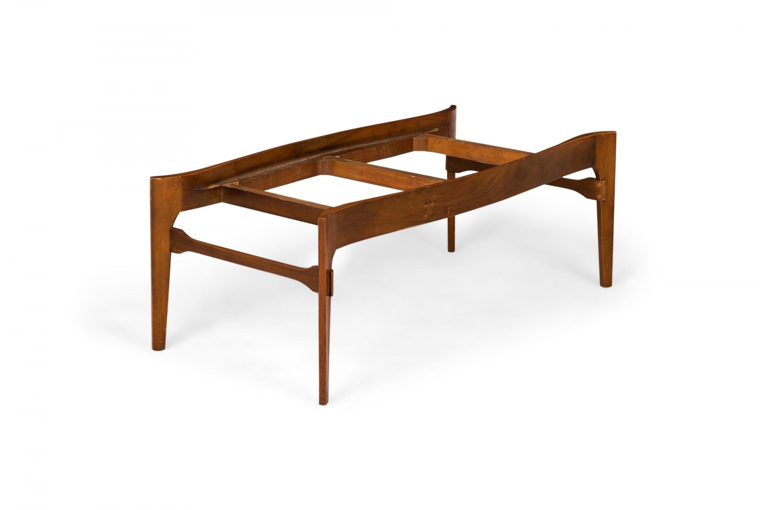 20ième siècle Gordons of Tennessee Table basse / cocktail en noyer et travertin en vente