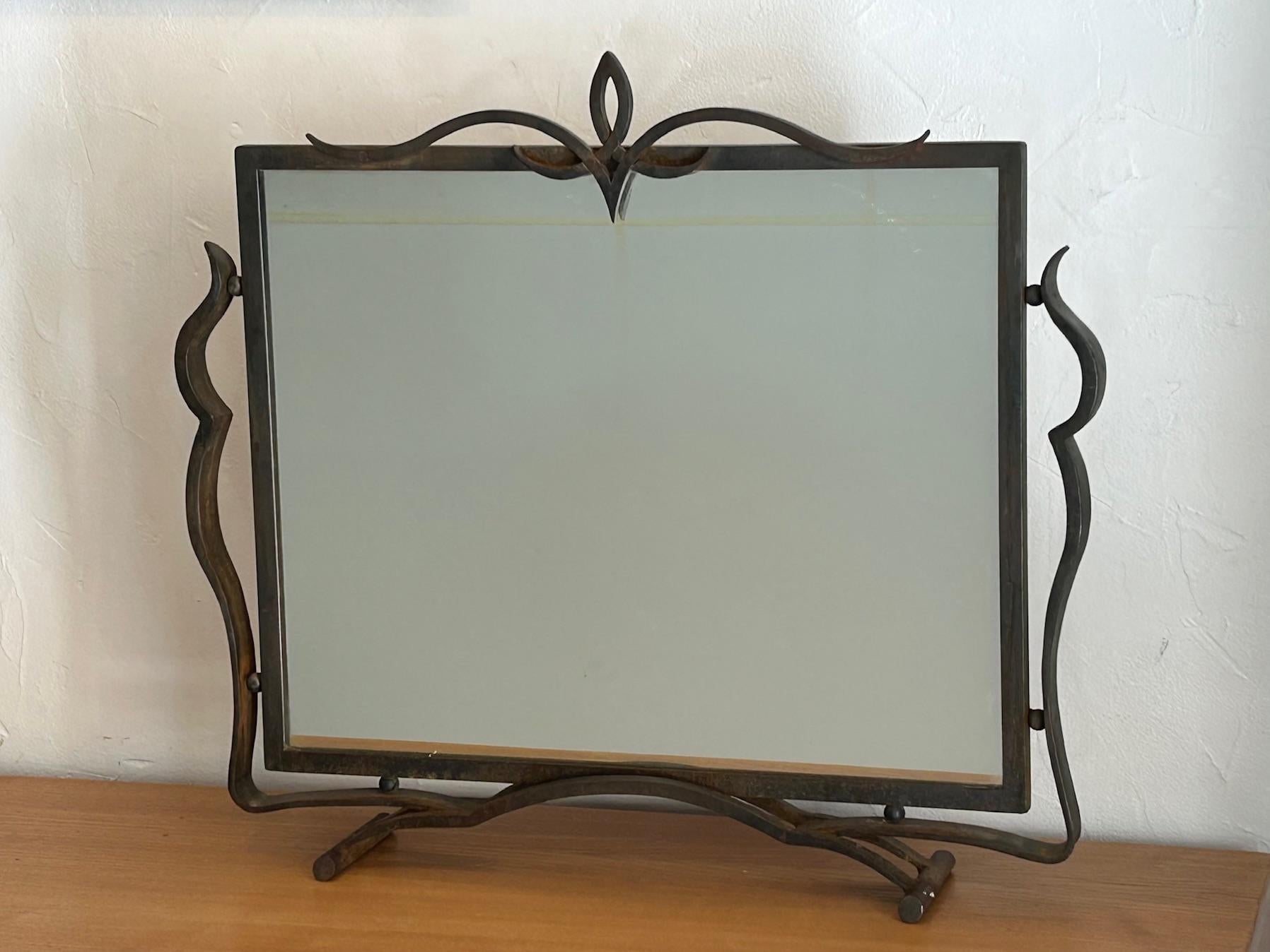 Elegante specchio in ferro battuto degli anni '30. 
Decorazione di lusso francese tipica di quest'epoca e designer come Raymond Subes, Jacques Adnet, Gilbert Poillerat, Pierre Chareau, etc.etc.

