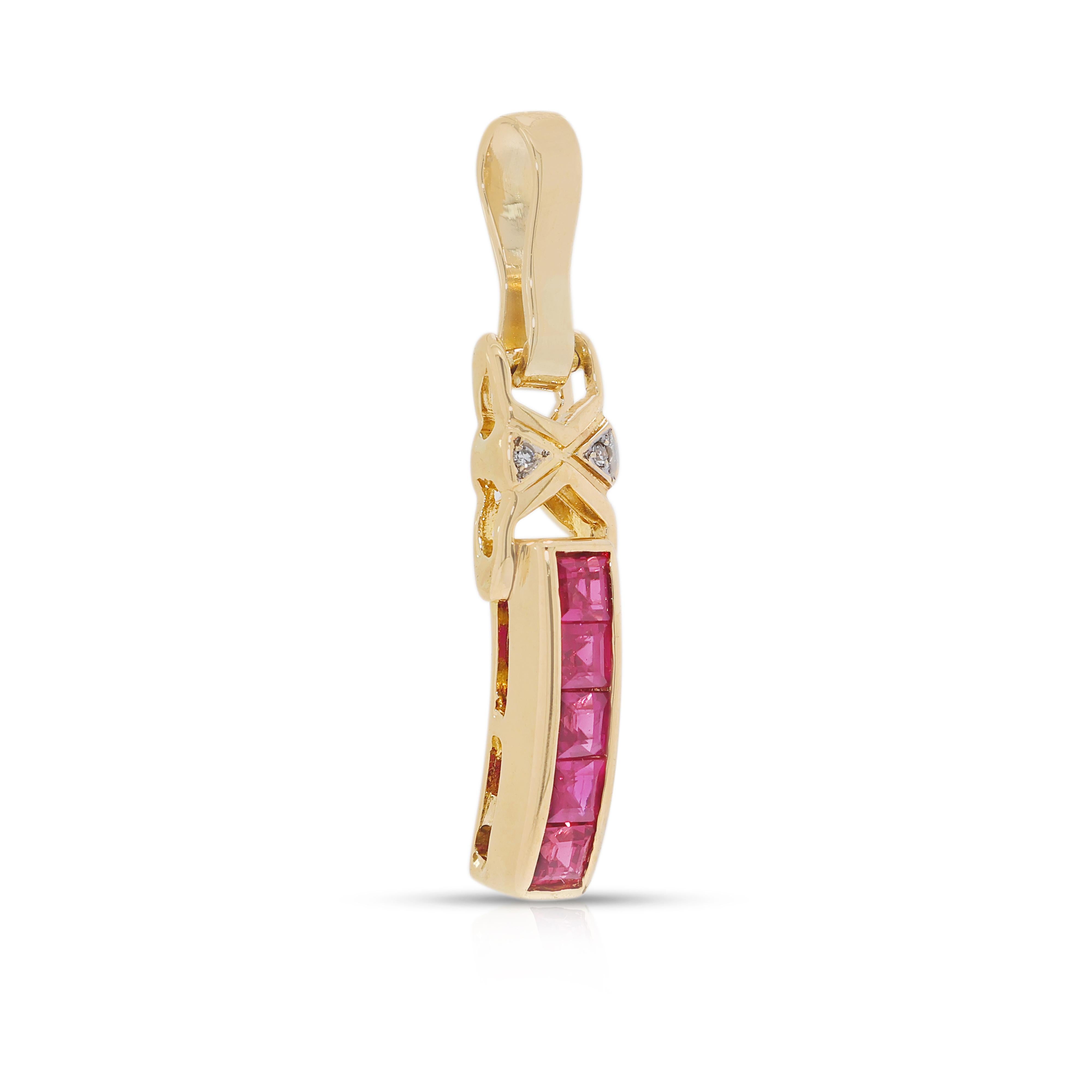 Gorgeous 0.13ct Ruby & Natural Diamond Pendant in 18K Yellow Gold (Carréschliff) im Angebot
