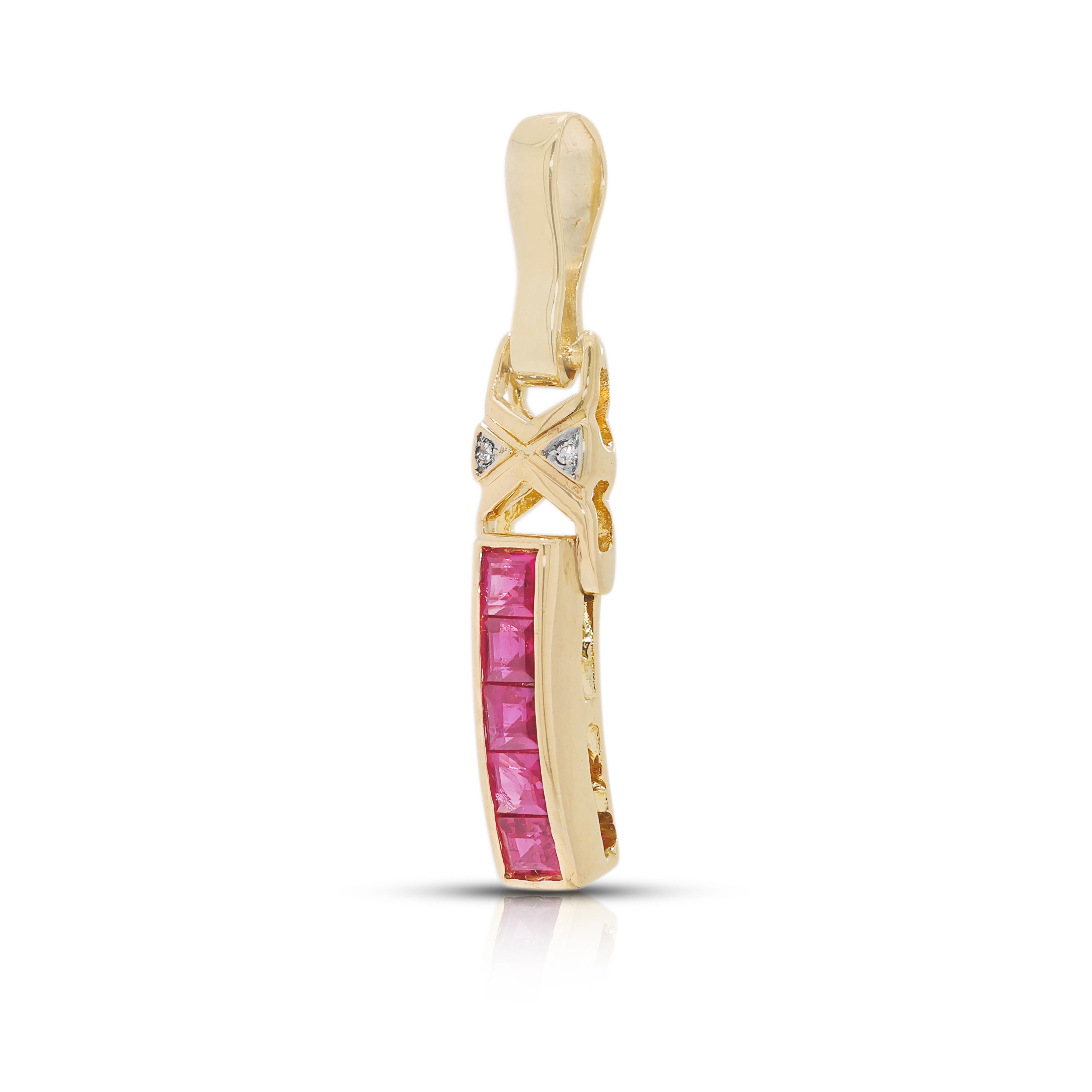 Gorgeous 0.13ct Ruby & Natural Diamond Pendant in 18K Yellow Gold im Zustand „Hervorragend“ im Angebot in רמת גן, IL
