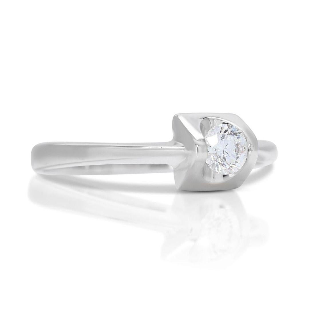 Round Cut Gorgeous 0.16ct Solitaire Diamond Ring set in 18K White Gold For Sale