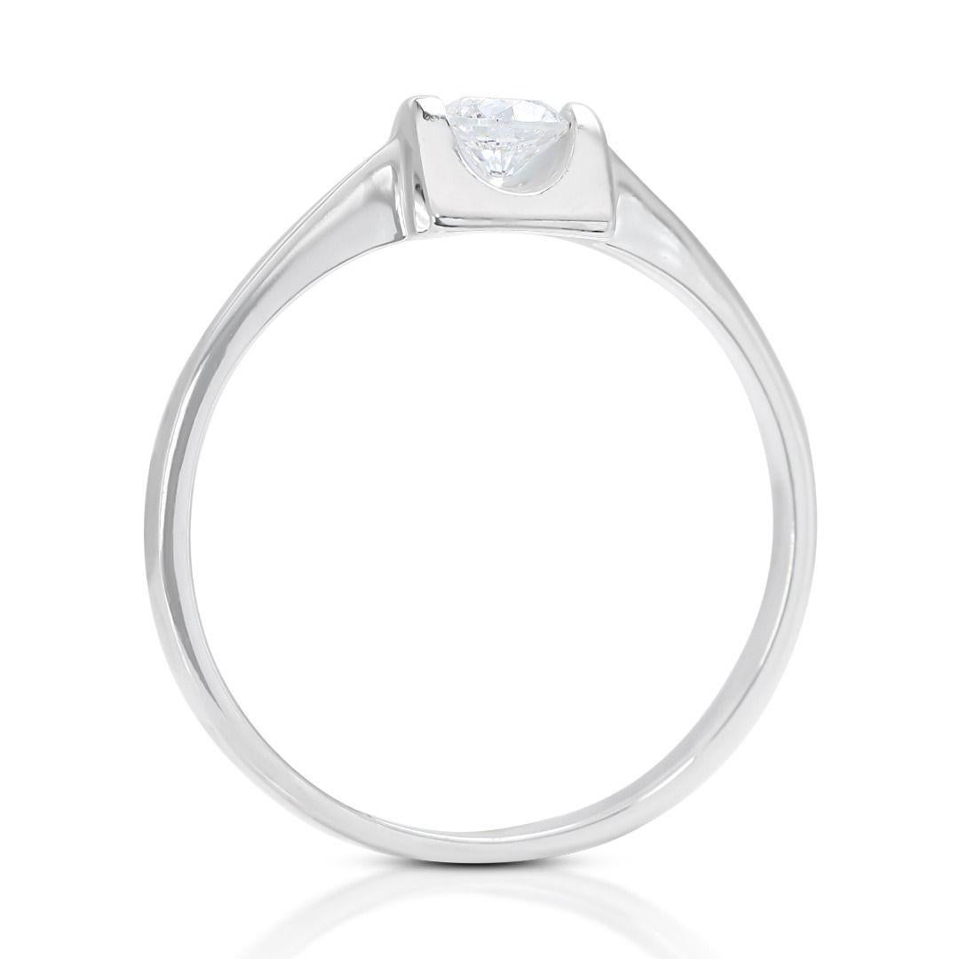 Gorgeous 0.16ct Solitaire Diamond Ring set in 18K White Gold For Sale 1