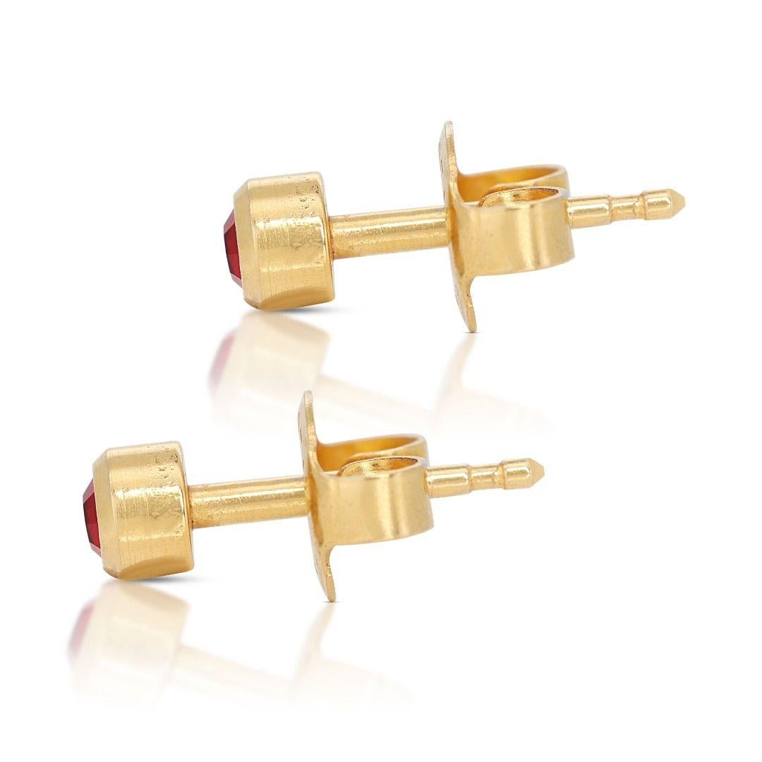 Gorgeous 0.20ct Ruby Stud Earrings in 22K Yellow Gold In New Condition For Sale In רמת גן, IL