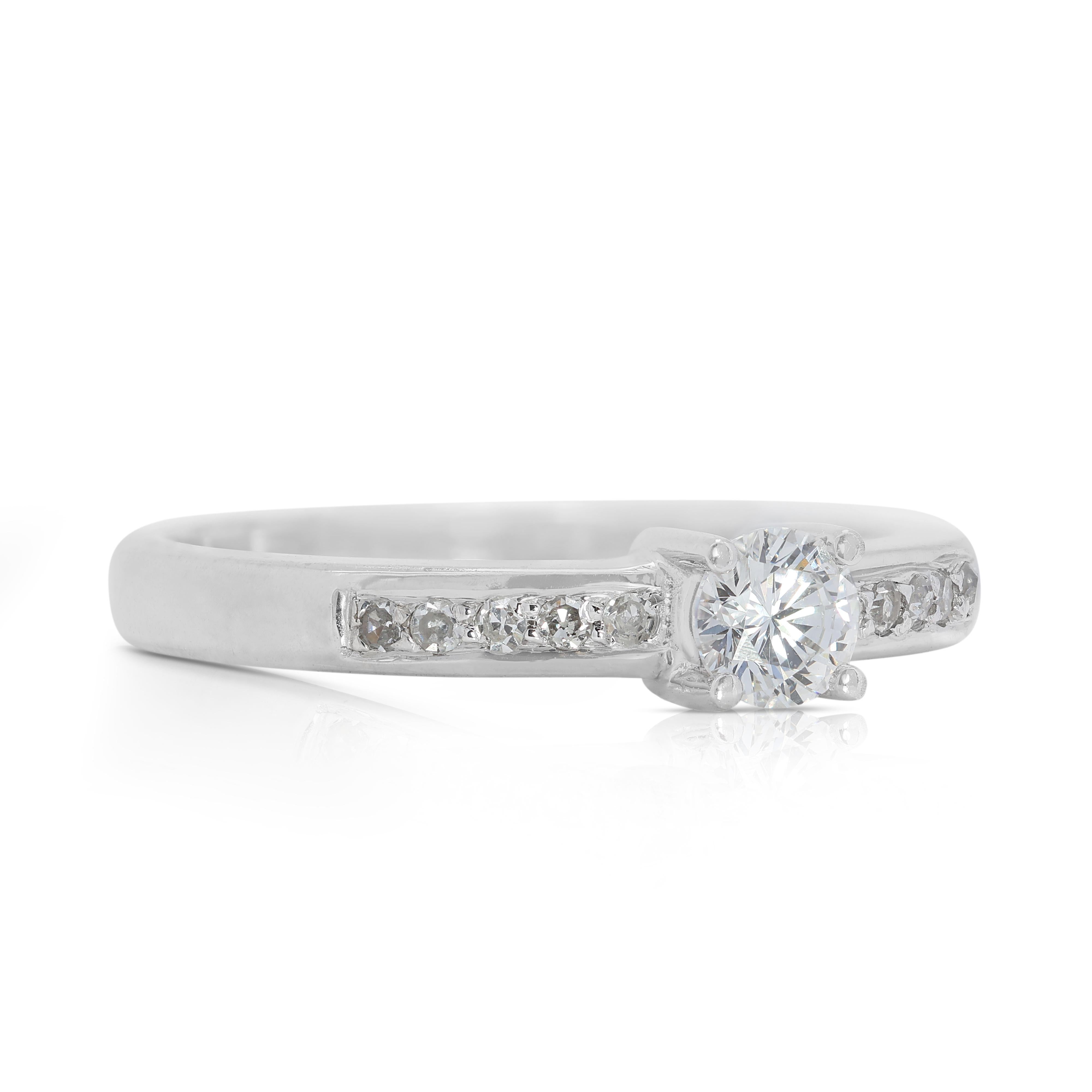 Superbe bague de fiançailles en or blanc 18 carats avec diamant naturel de 0,28 carat Excellent état - En vente à רמת גן, IL