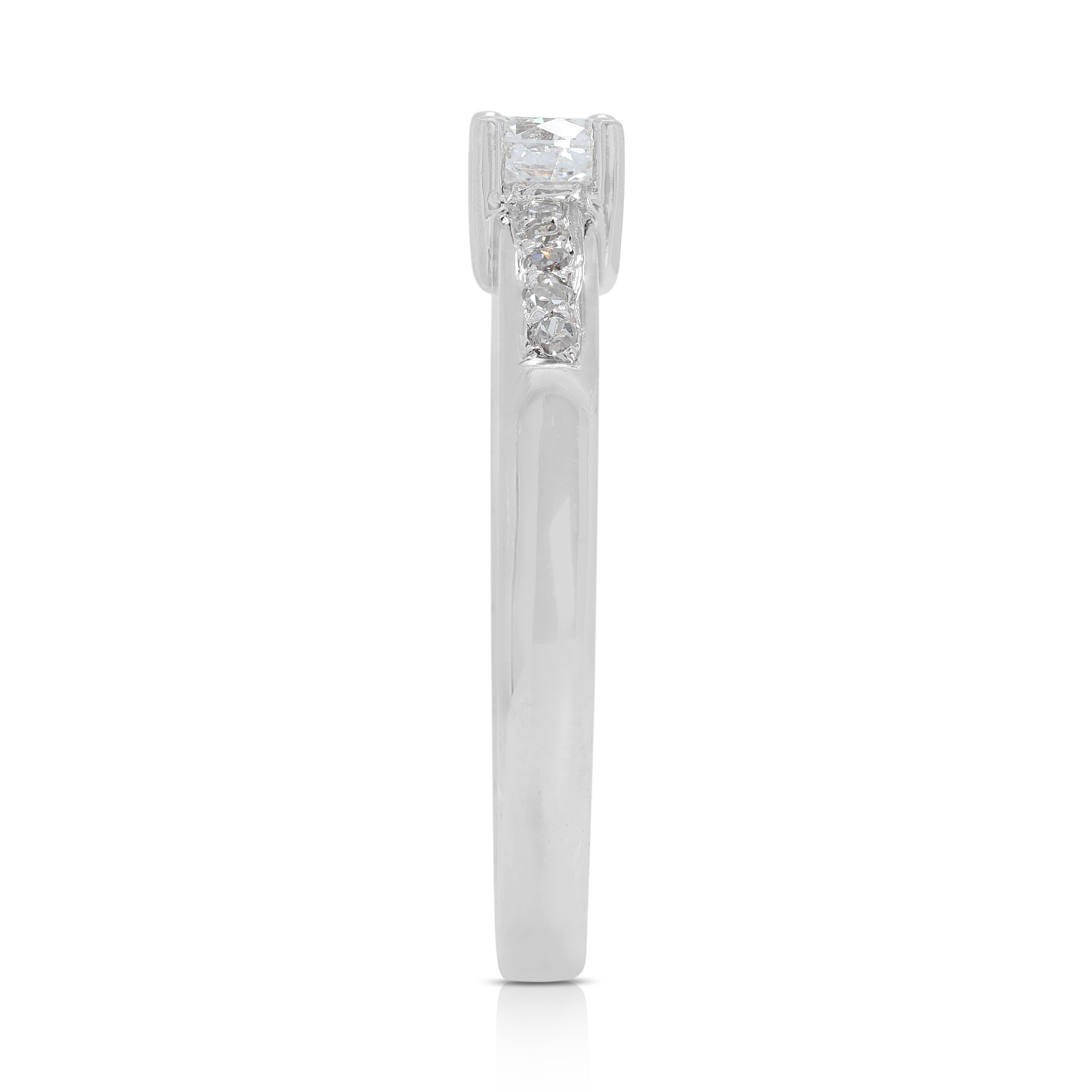 Superbe bague de fiançailles en or blanc 18 carats avec diamant naturel de 0,28 carat Pour femmes en vente