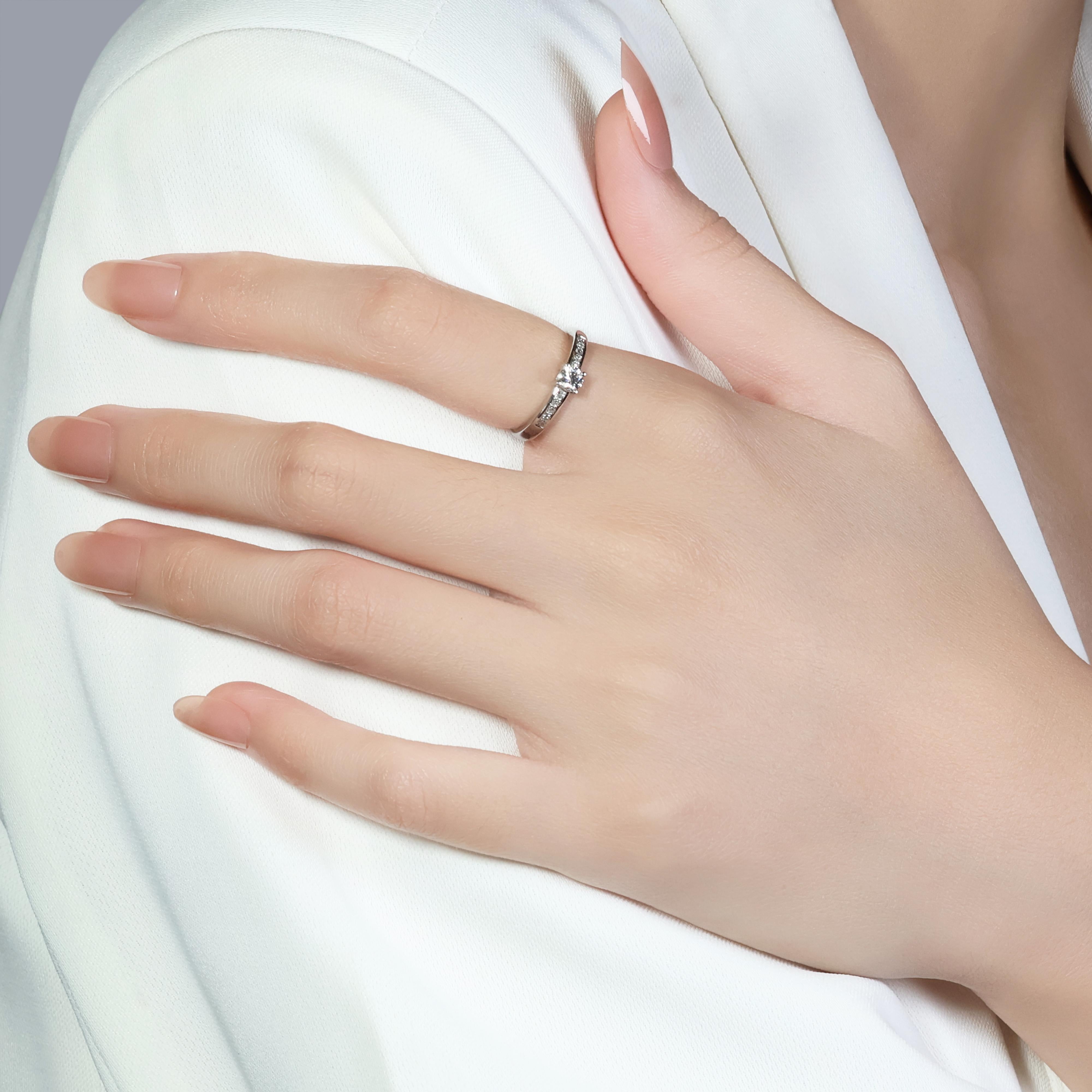 Superbe bague de fiançailles en or blanc 18 carats avec diamant naturel de 0,28 carat en vente 3