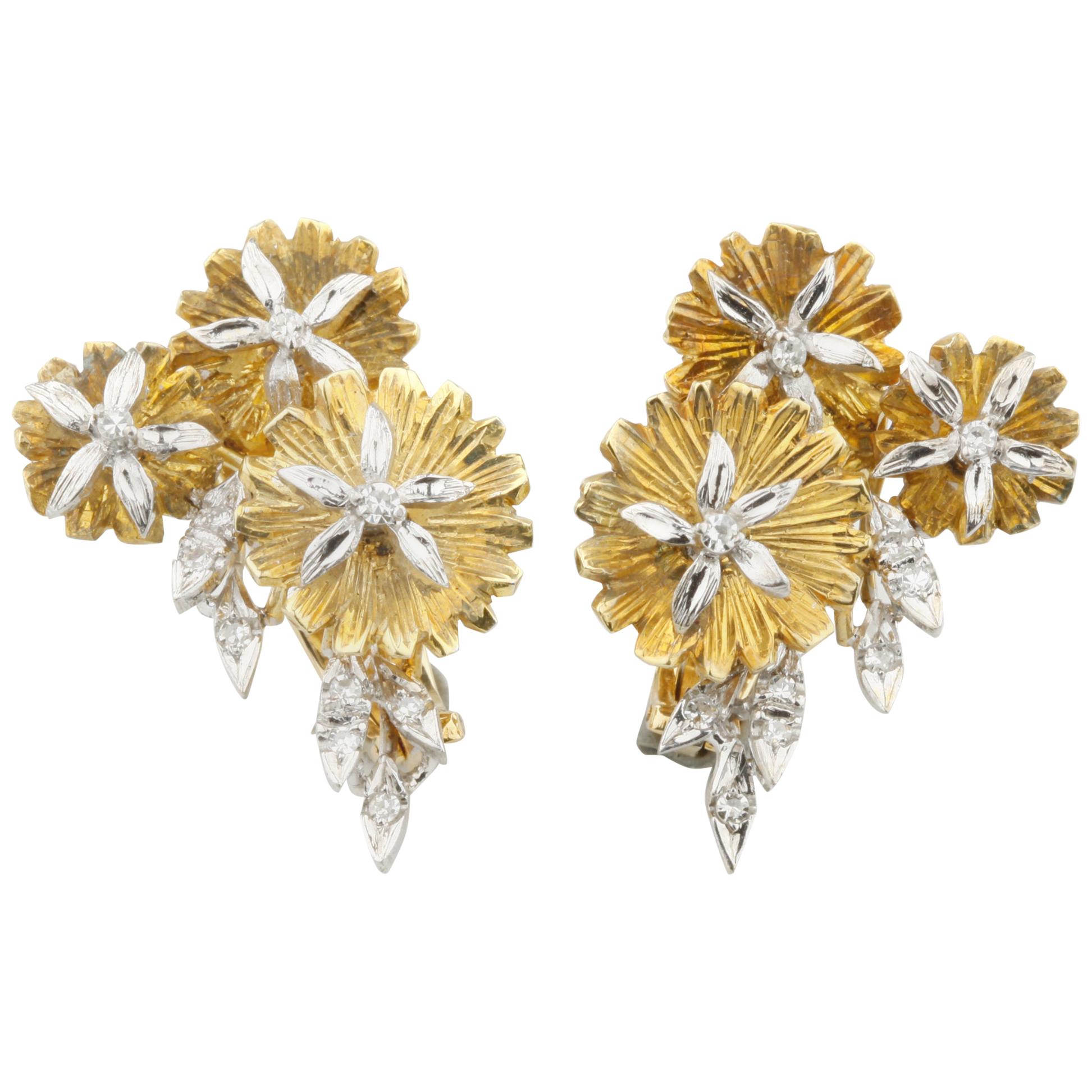 Magnifiques boucles d'oreilles huggies en or bicolore avec fleur en diamants de 0,30 carat