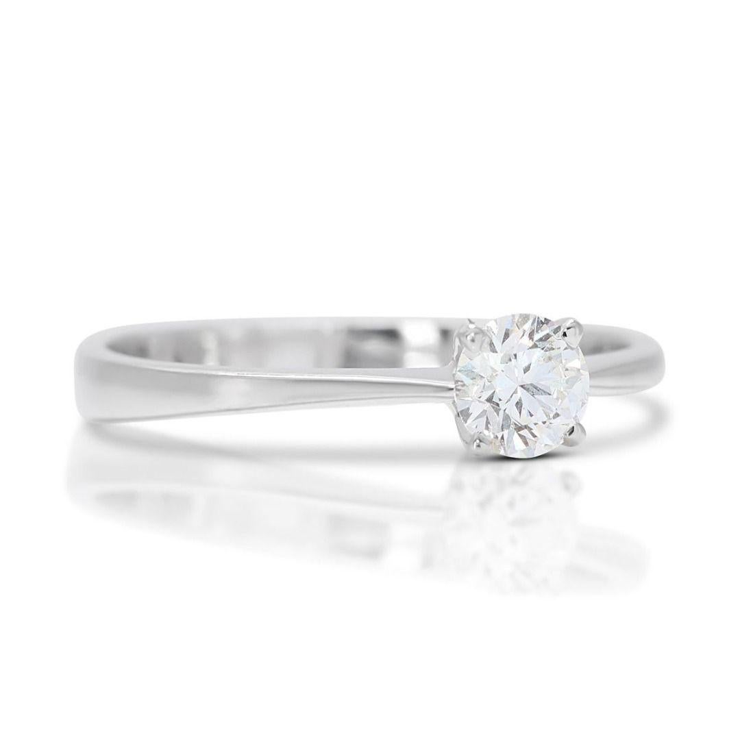 Round Cut Gorgeous 0.31ct Solitaire Diamond Ring set in Elegant 18K White Gold For Sale